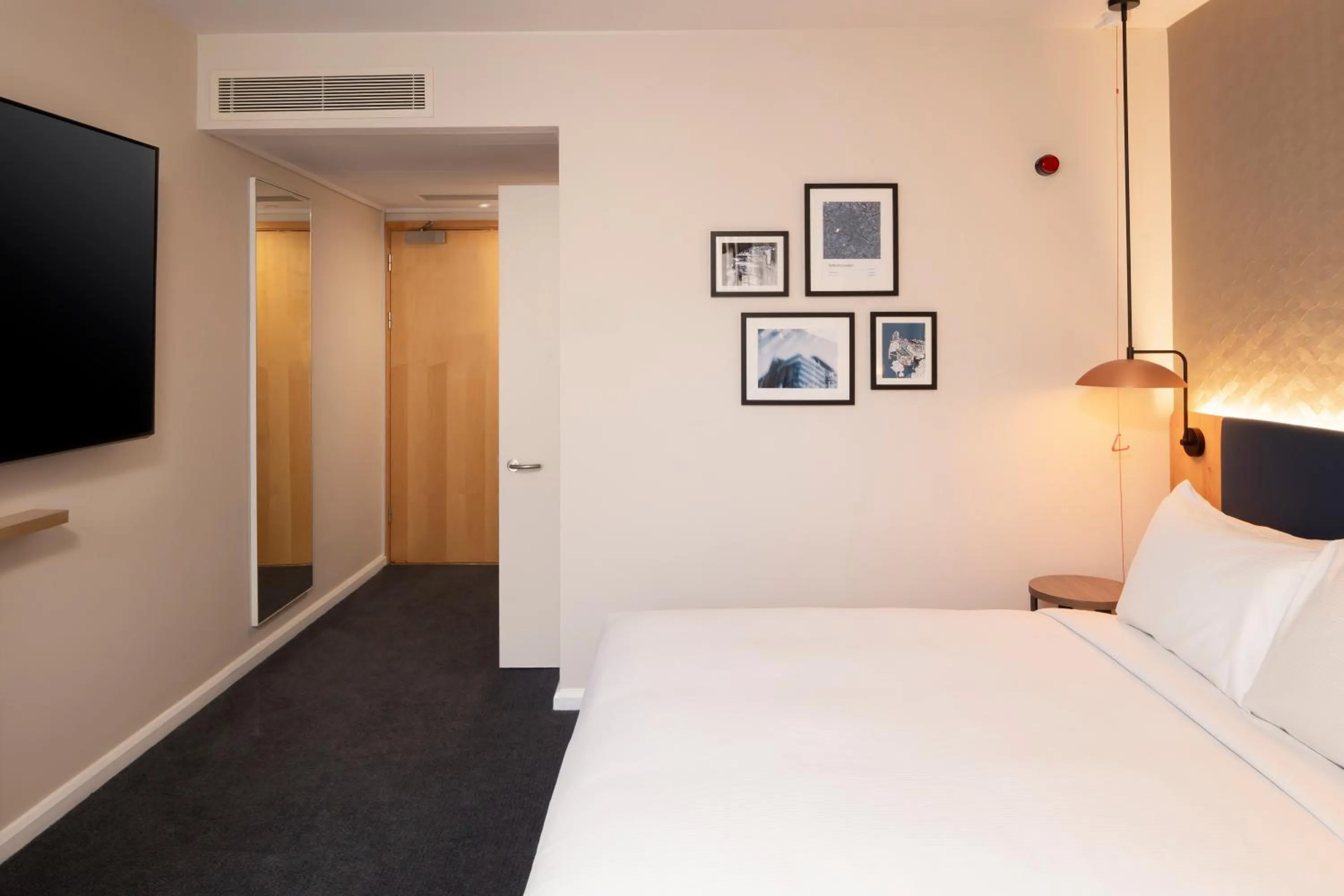 Bedroom, Bed in Hilton Garden Inn Bristol City Centre