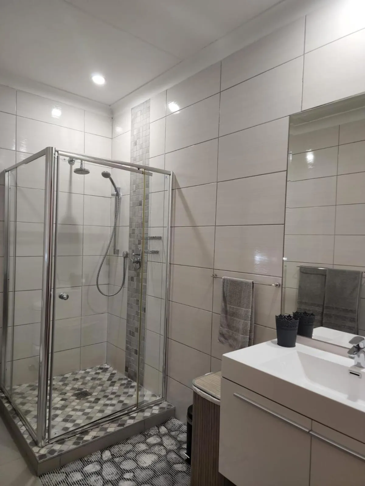 Six Valk Avenue Guest House