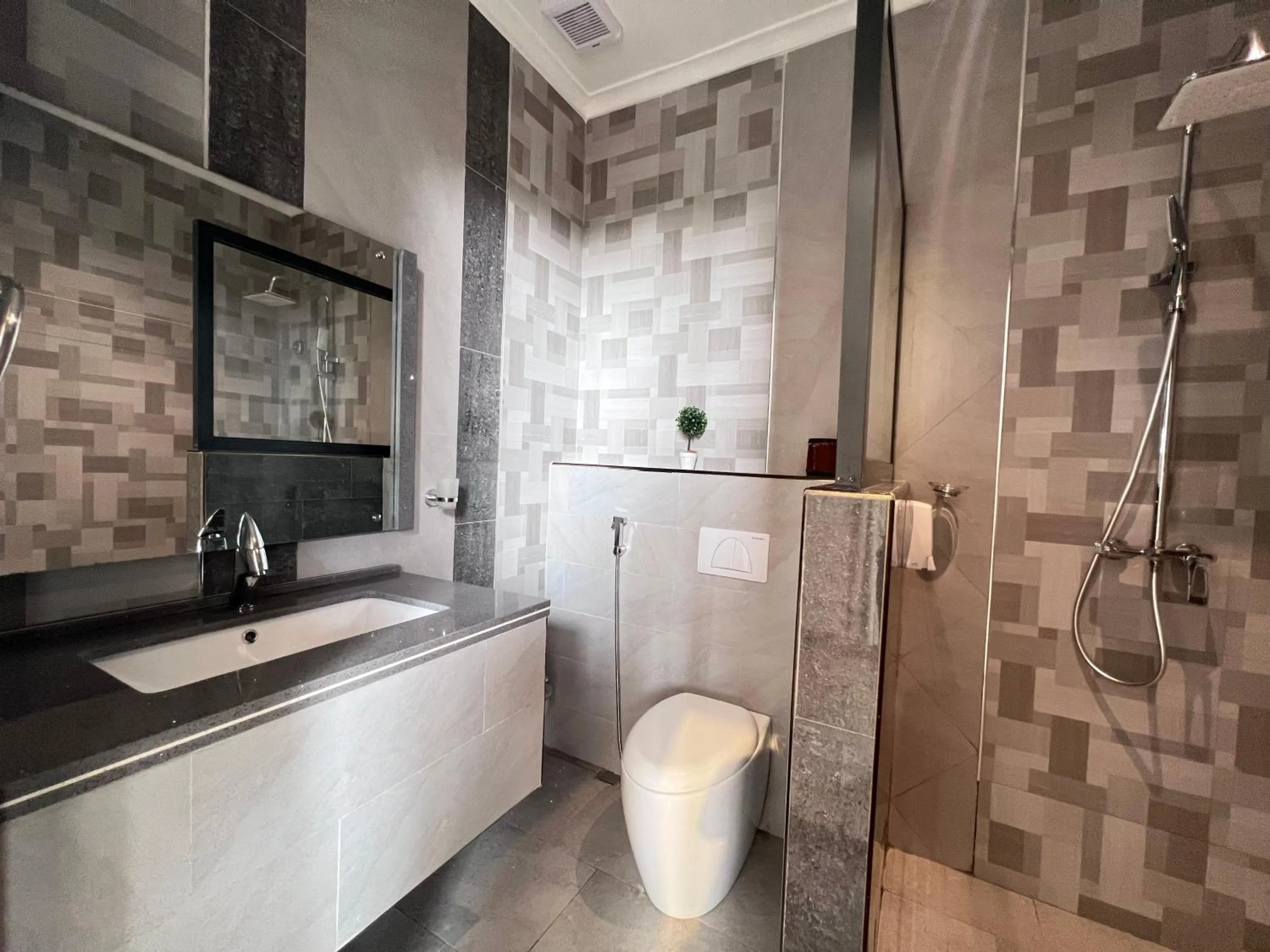 Shower in Yayo Masaki