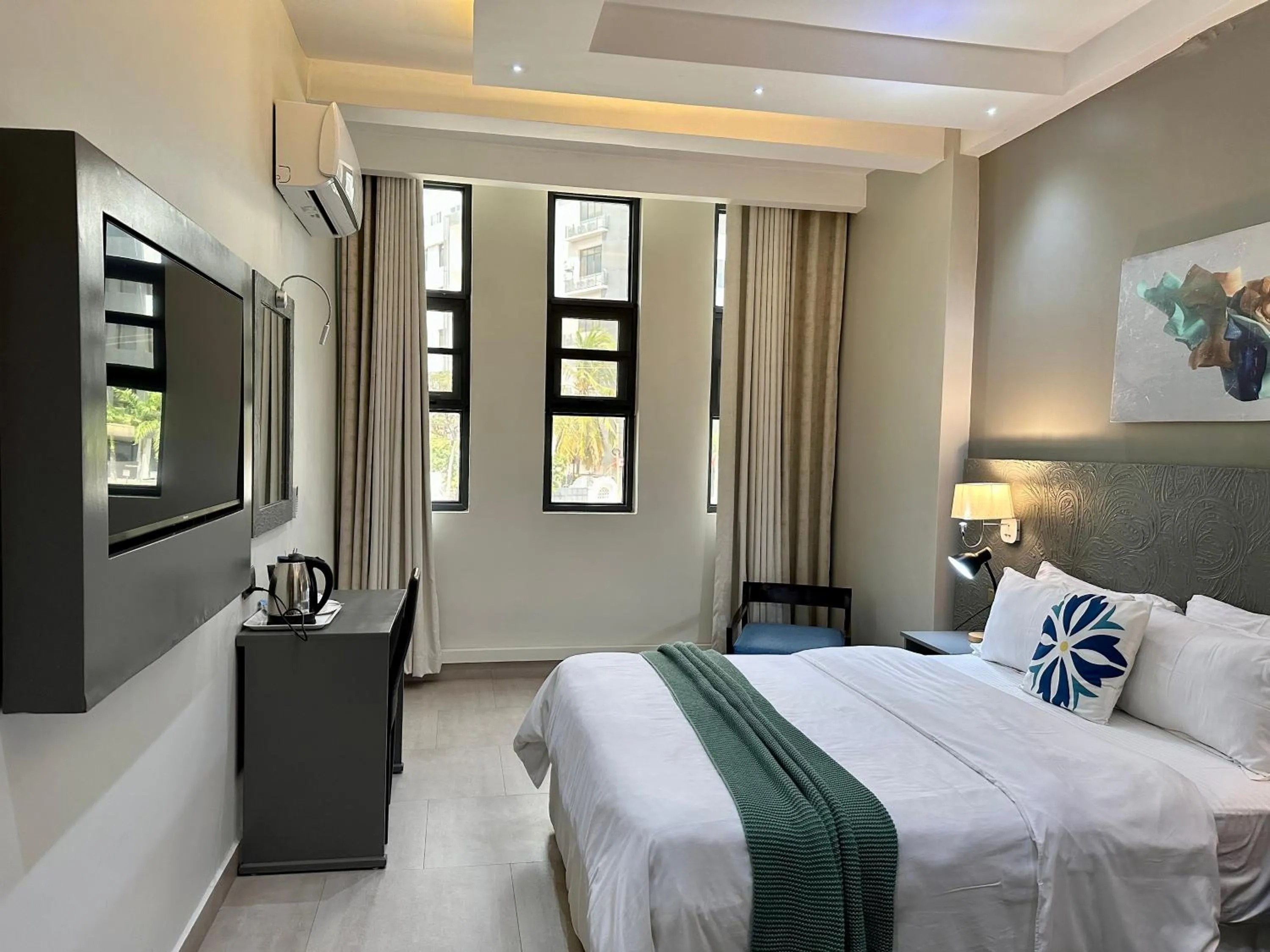 Communal lounge/ TV room in Yayo Masaki