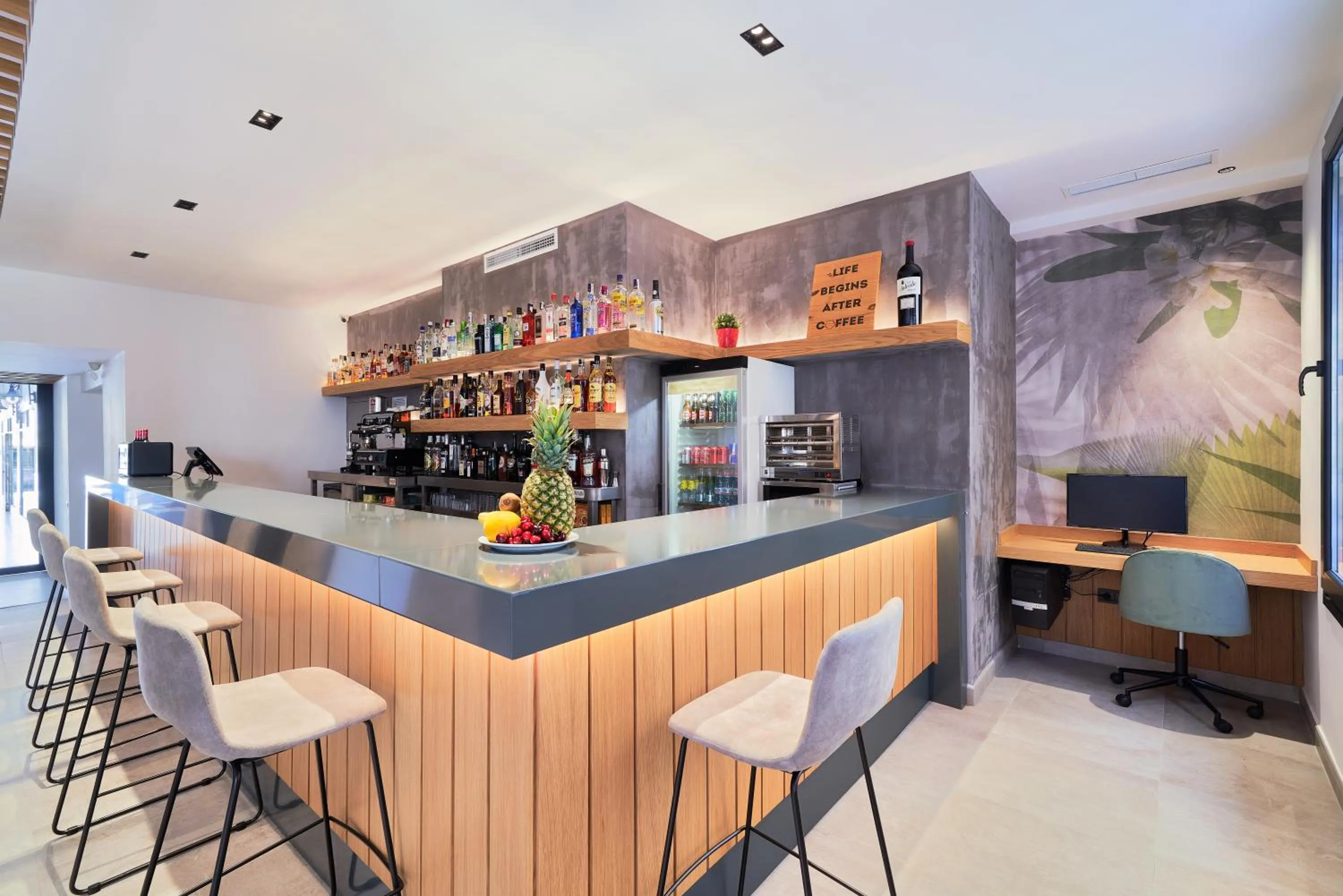 Restaurant/places to eat in Hostal Sol y Miel