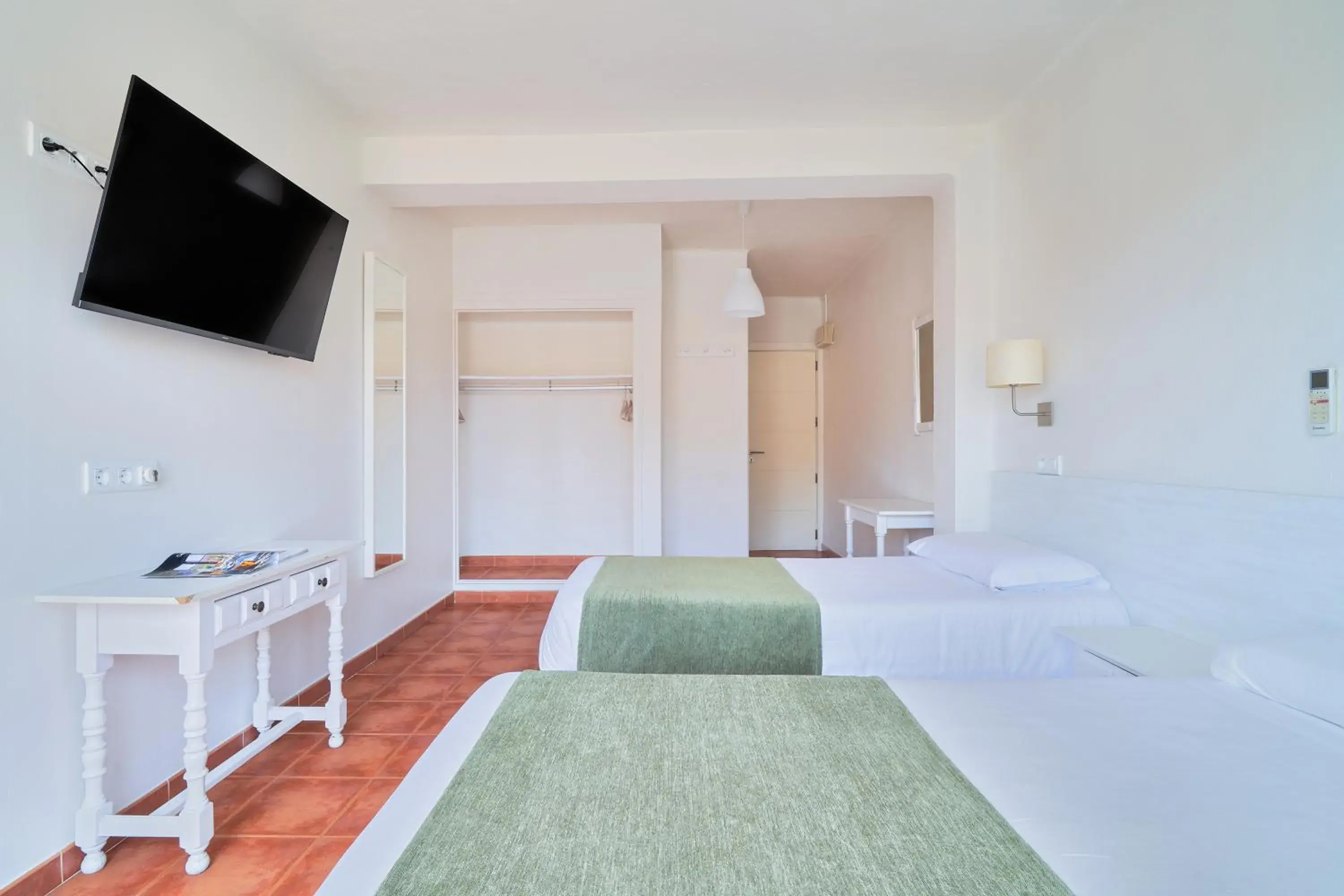 Twin Room in Hostal Sol y Miel Twin Room in Hostal Sol y Miel