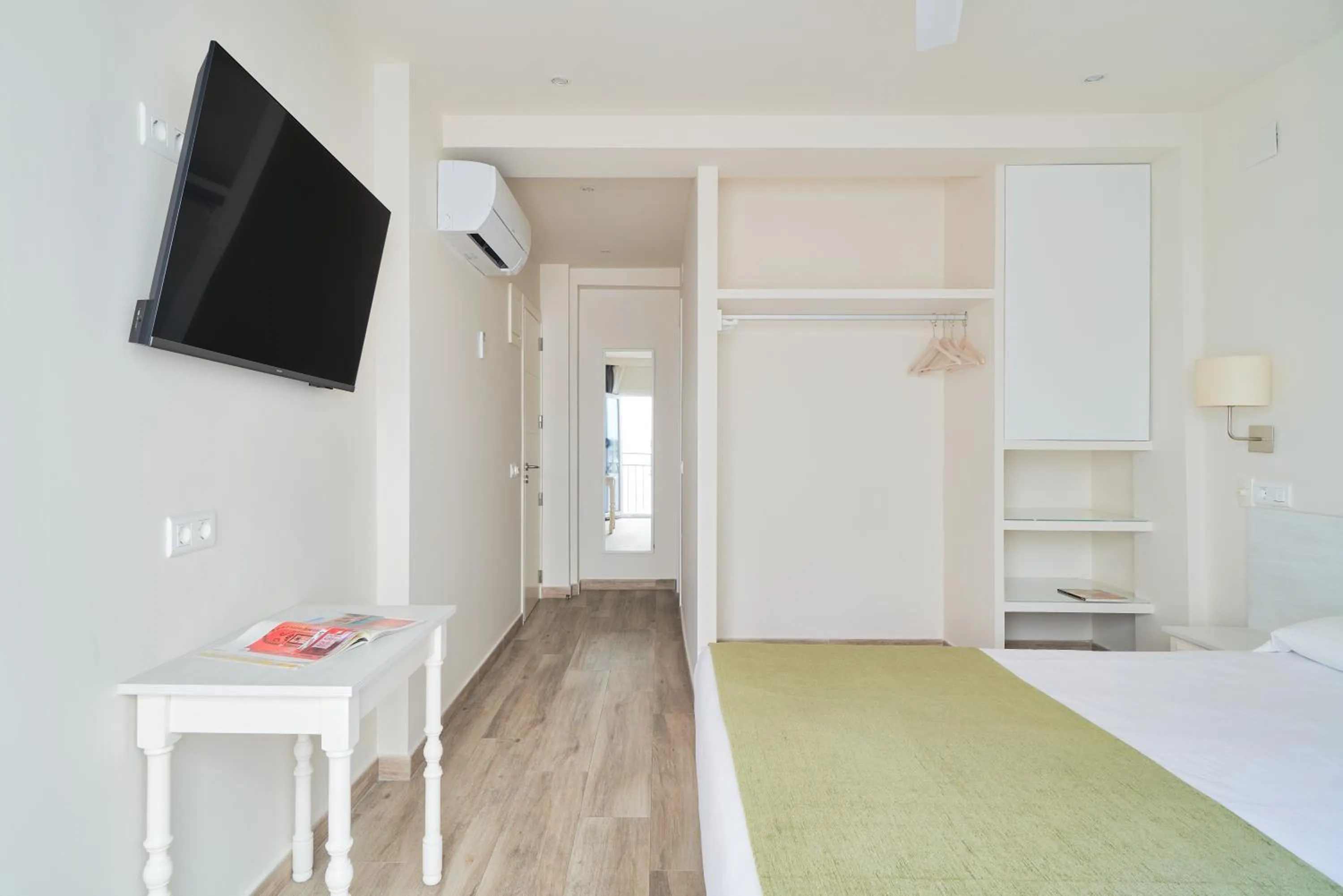 TV and multimedia, Bed in Hostal Sol y Miel