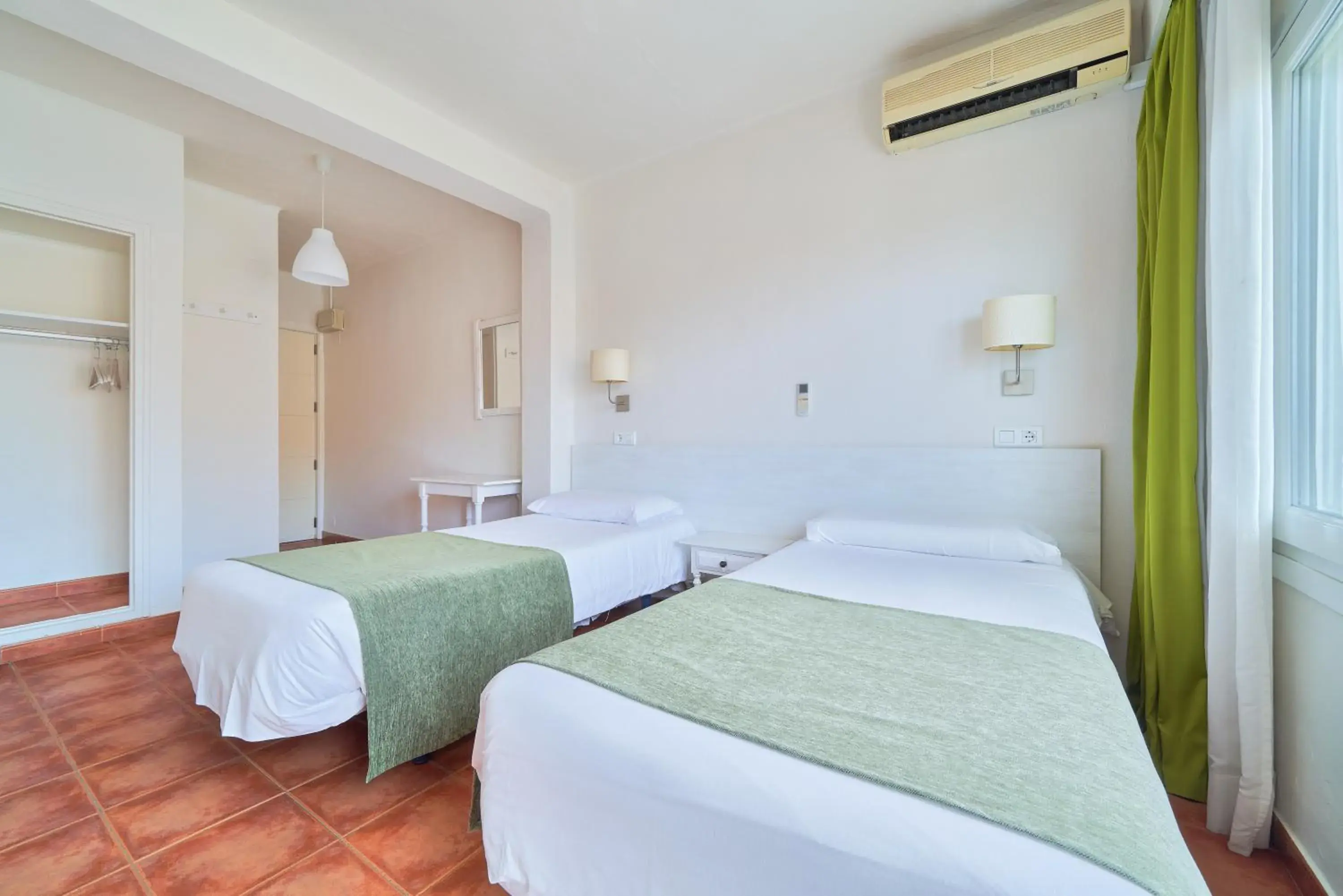 Twin Room in Hostal Sol y Miel Twin Room in Hostal Sol y Miel