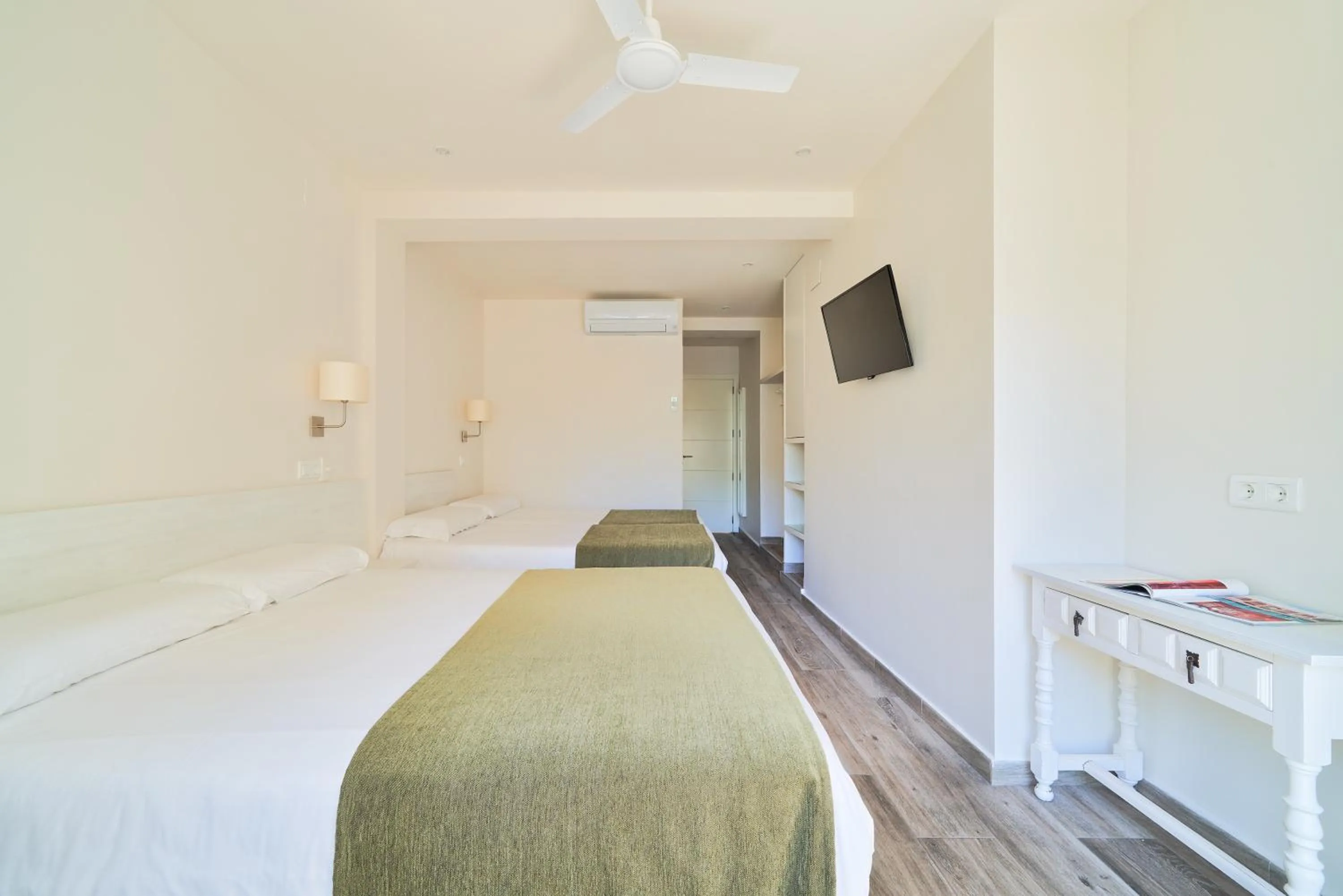 TV and multimedia, Bed in Hostal Sol y Miel