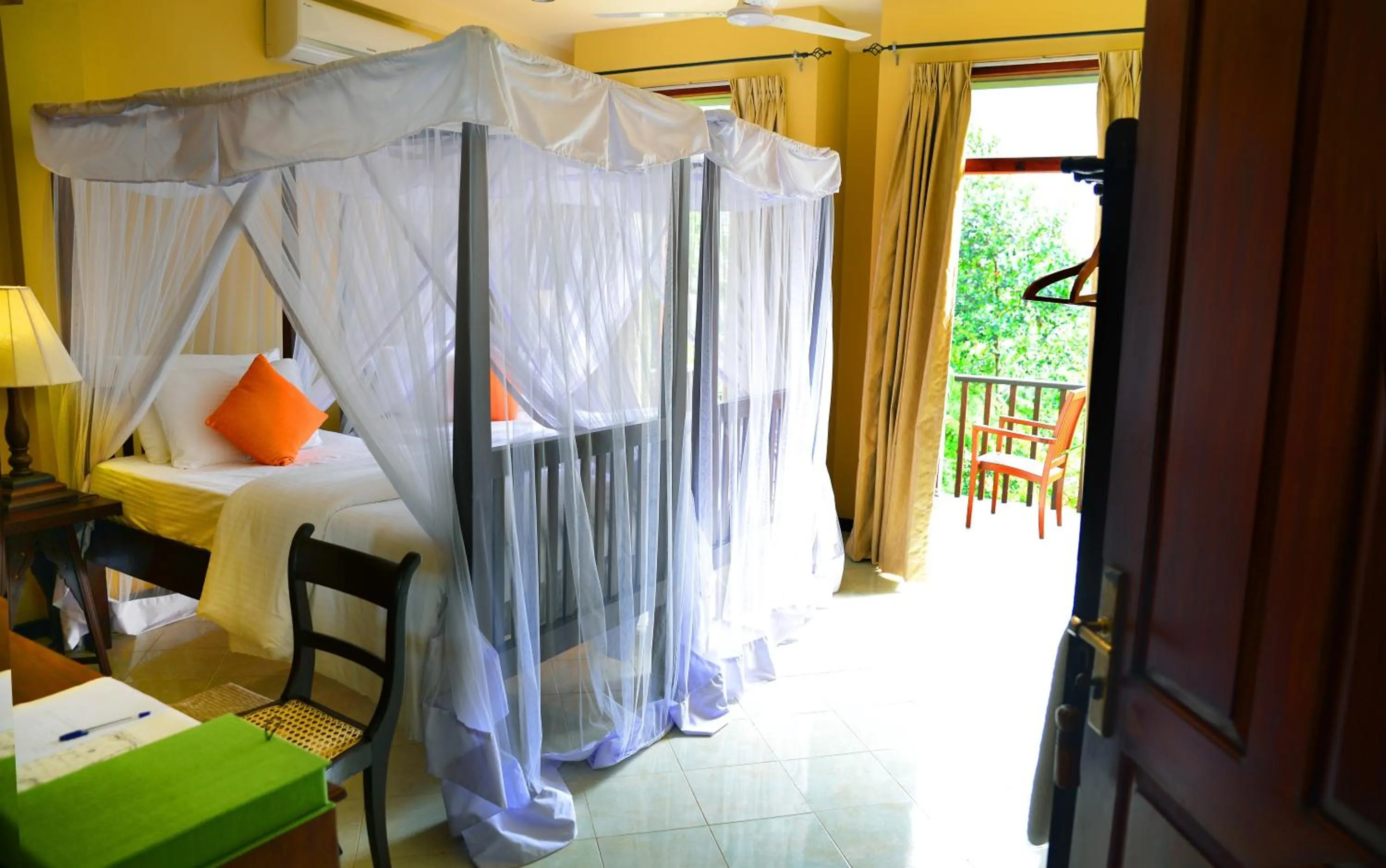 Photo of the whole room in Tropical Retreat