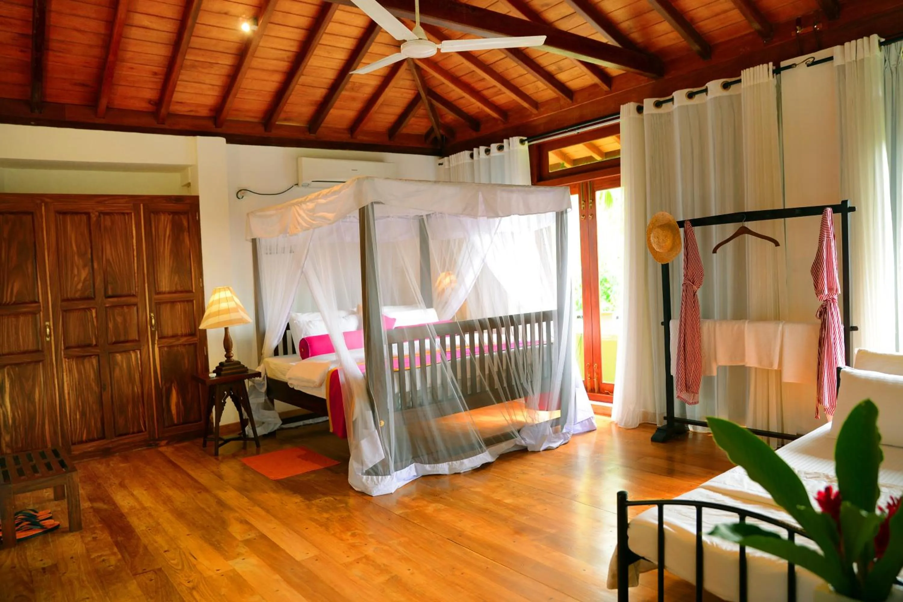 Photo of the whole room in Tropical Retreat