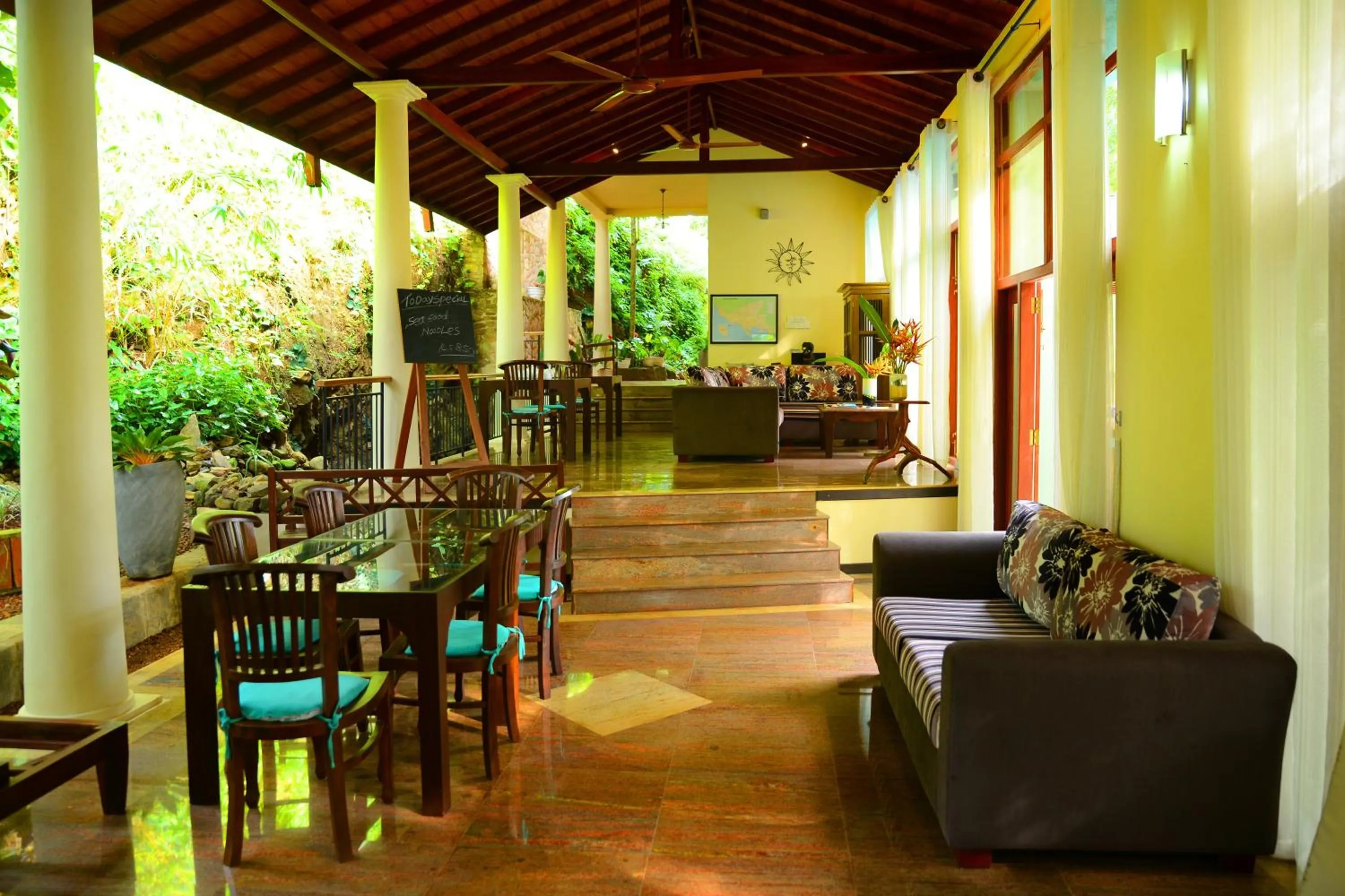 Restaurant/places to eat in Tropical Retreat