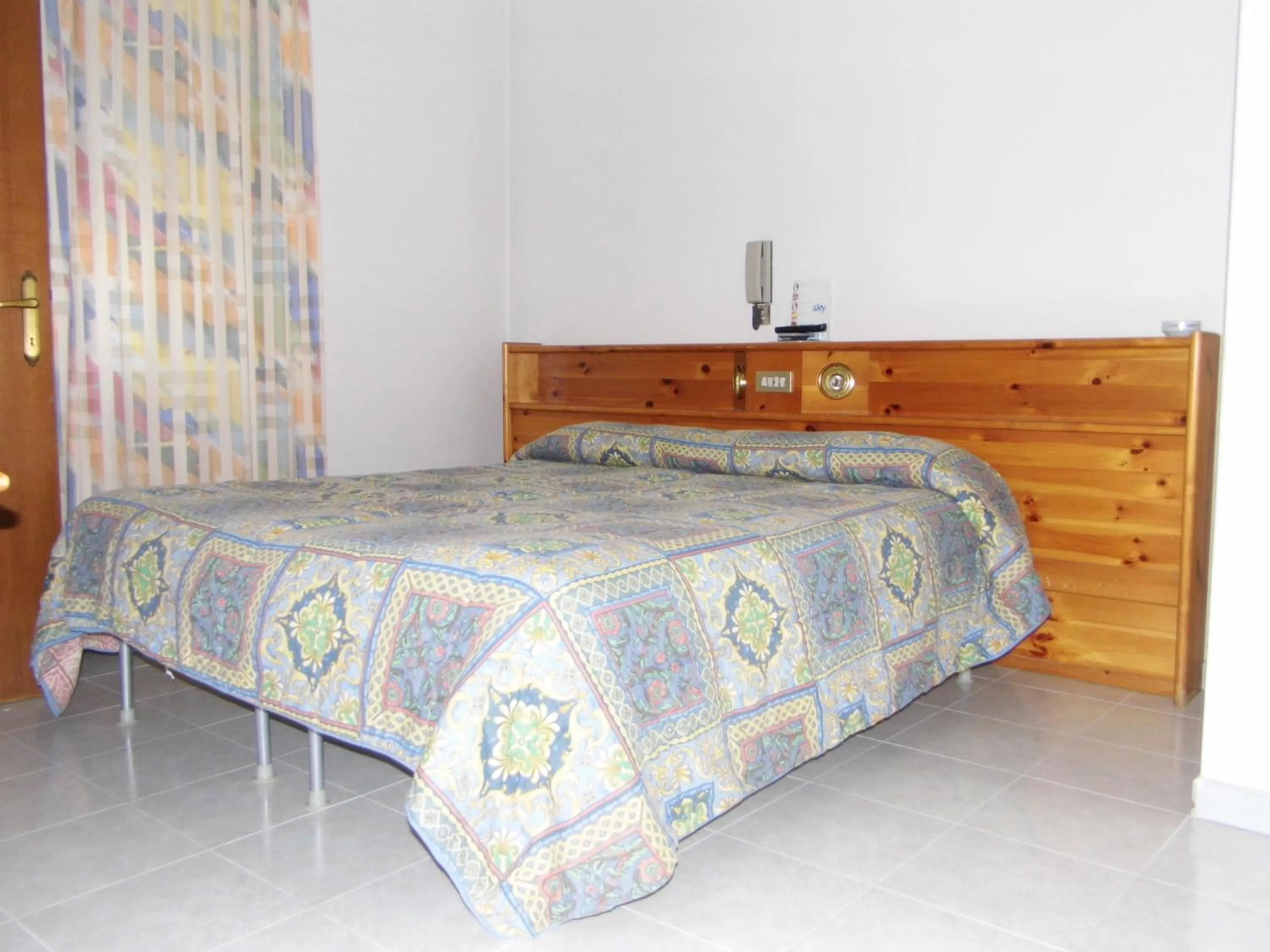 Bathroom, Bed in Hotel Mochettaz