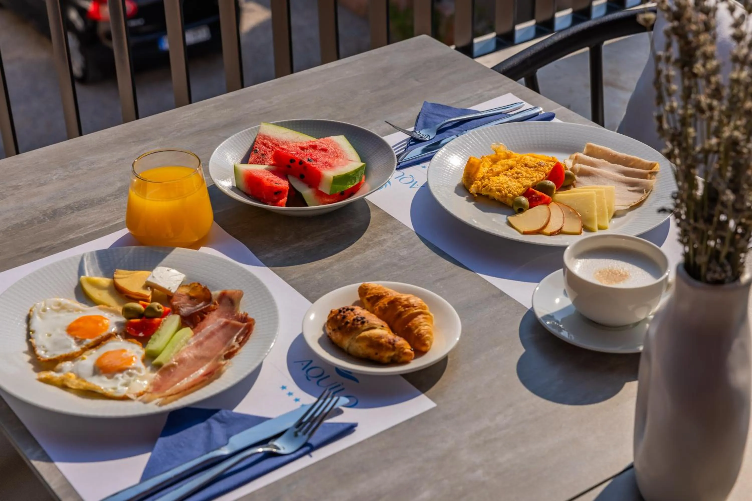 Restaurant/places to eat in Hotel AQUILO