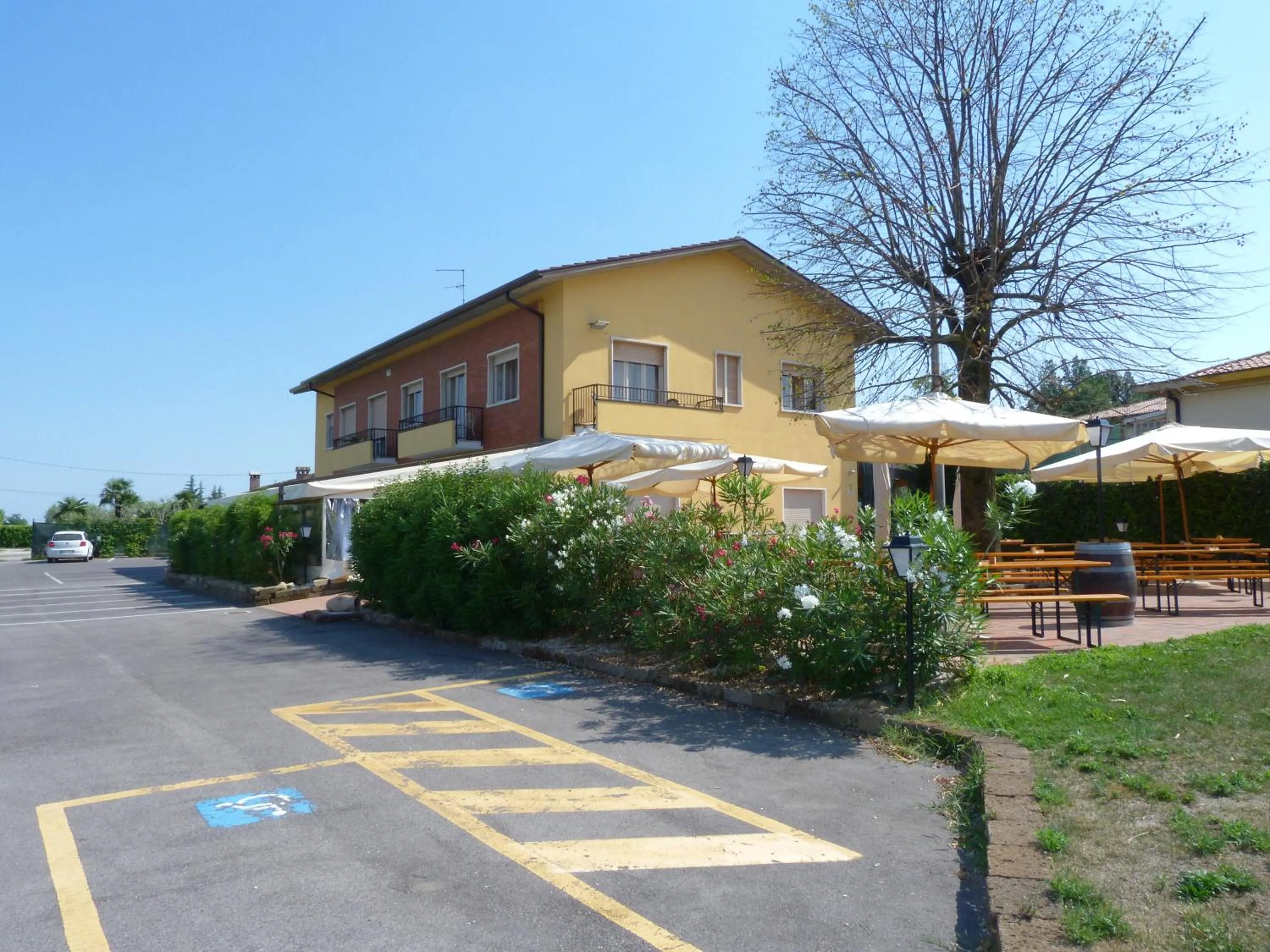 Property building in Le Colline del Garda