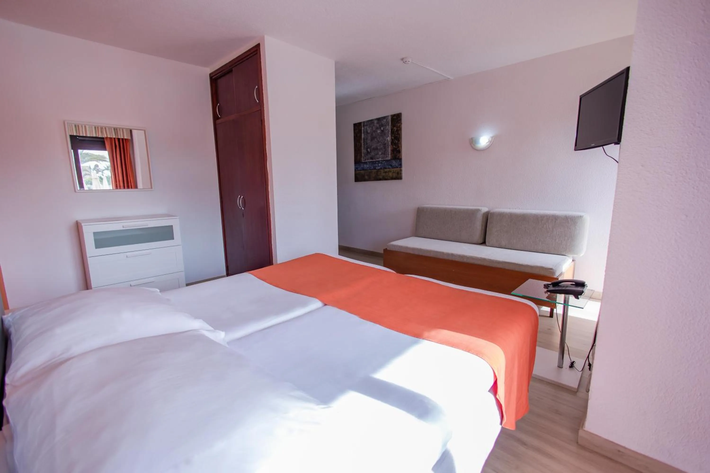 Photo of the whole room, Bed in Servatur Caribe