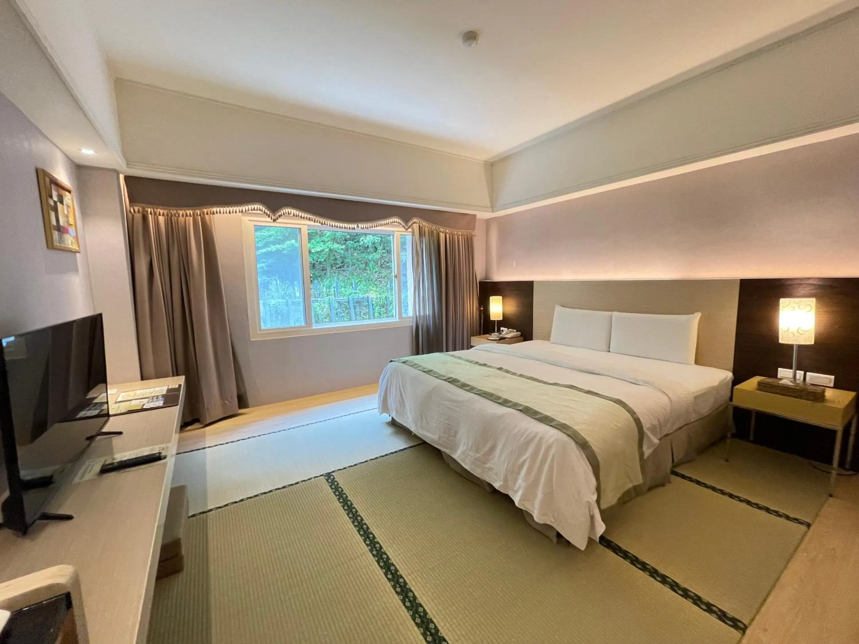 Photo of the whole room, Bed in Hoya Hot Springs Resort & Spa