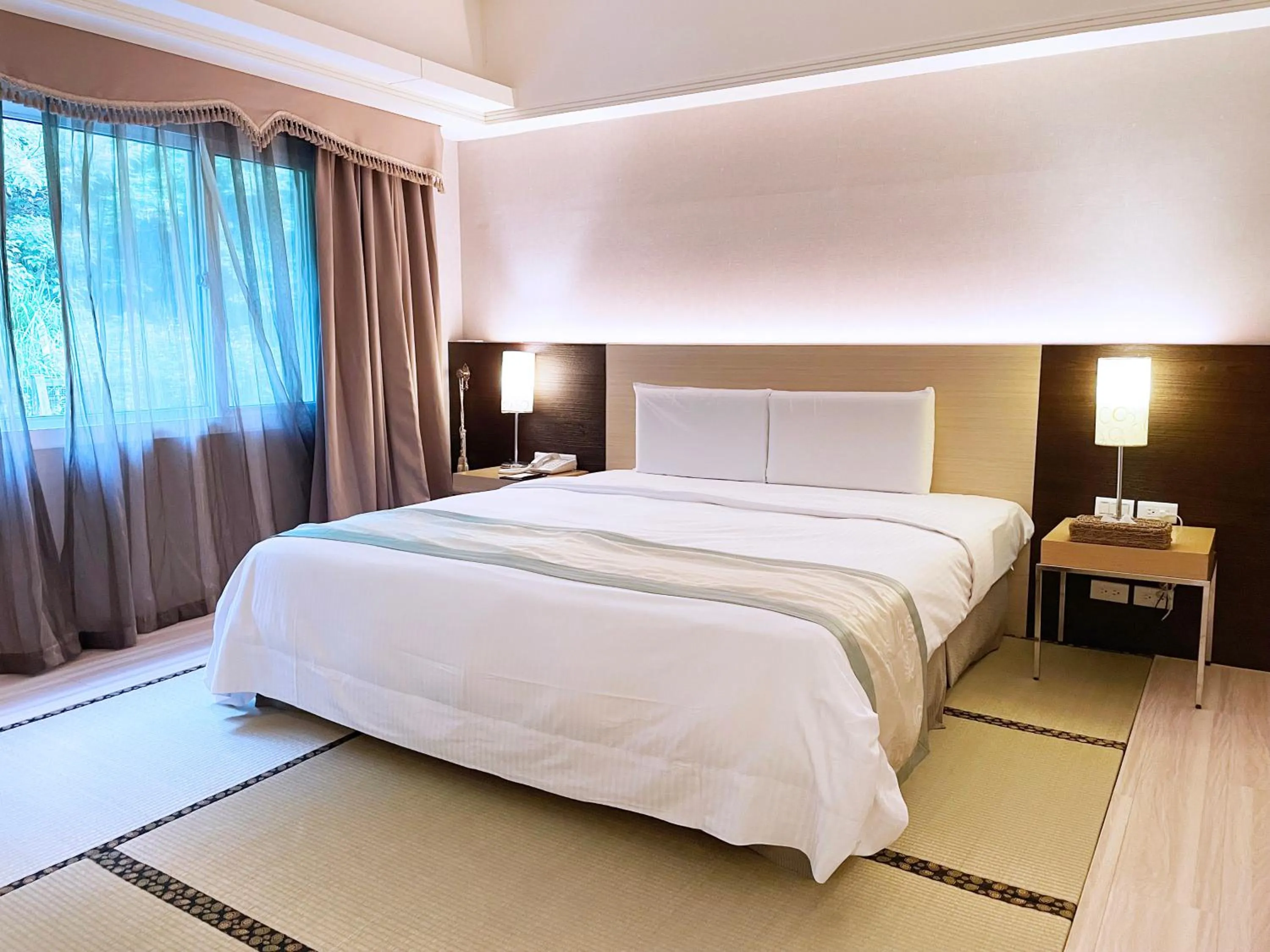 Bed in Hoya Hot Springs Resort & Spa