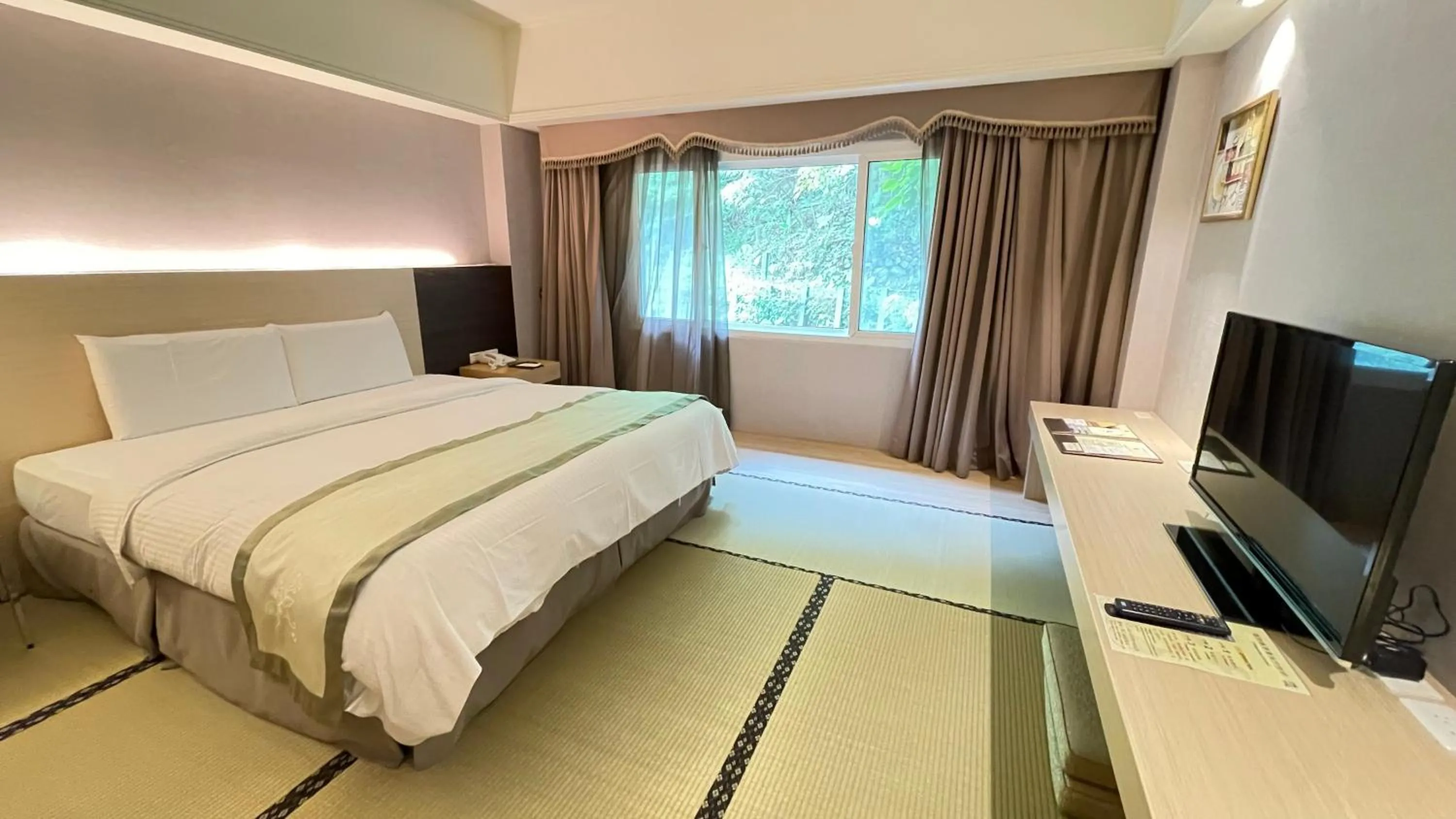 Photo of the whole room, Bed in Hoya Hot Springs Resort & Spa