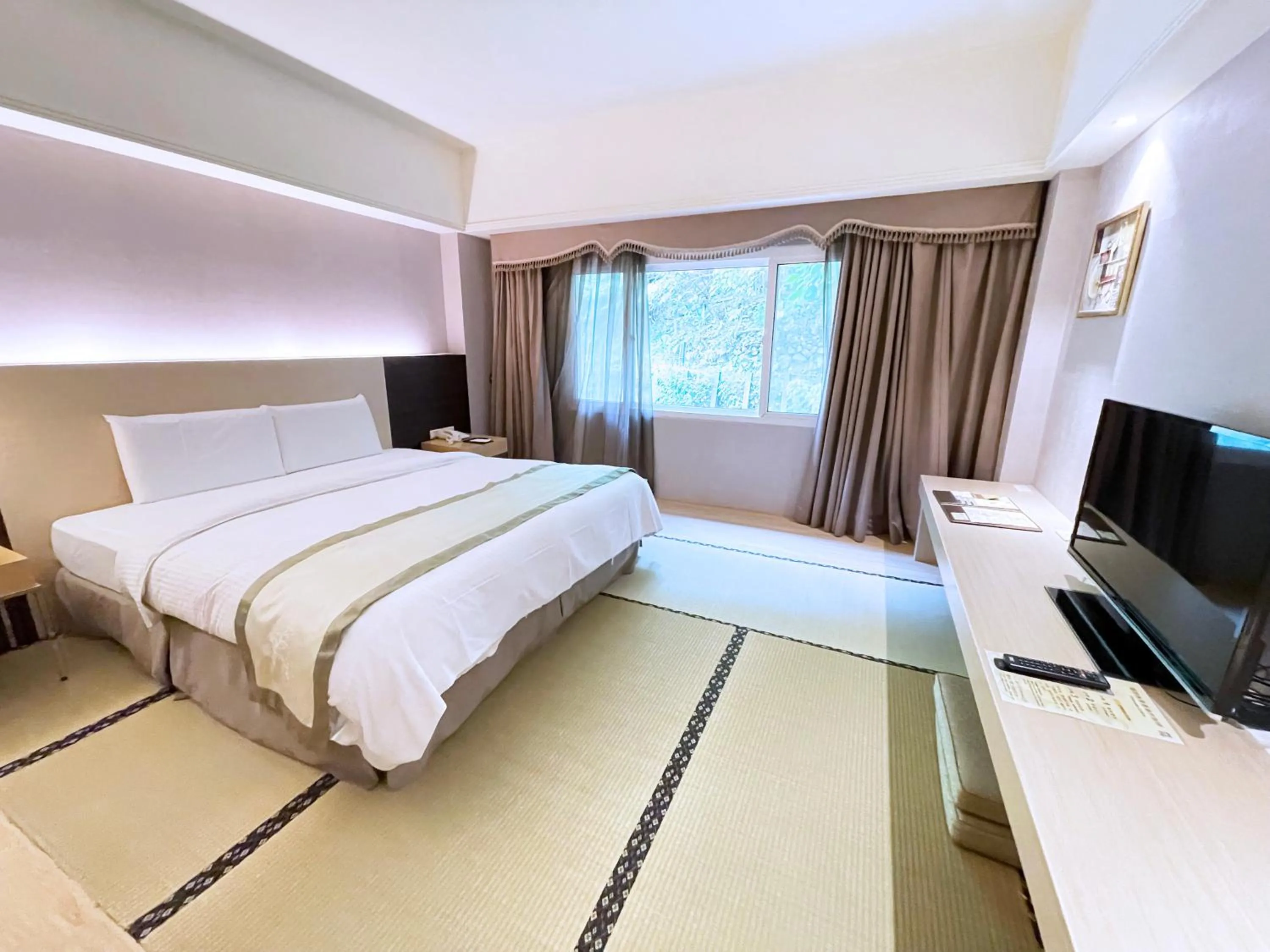 Bed in Hoya Hot Springs Resort & Spa