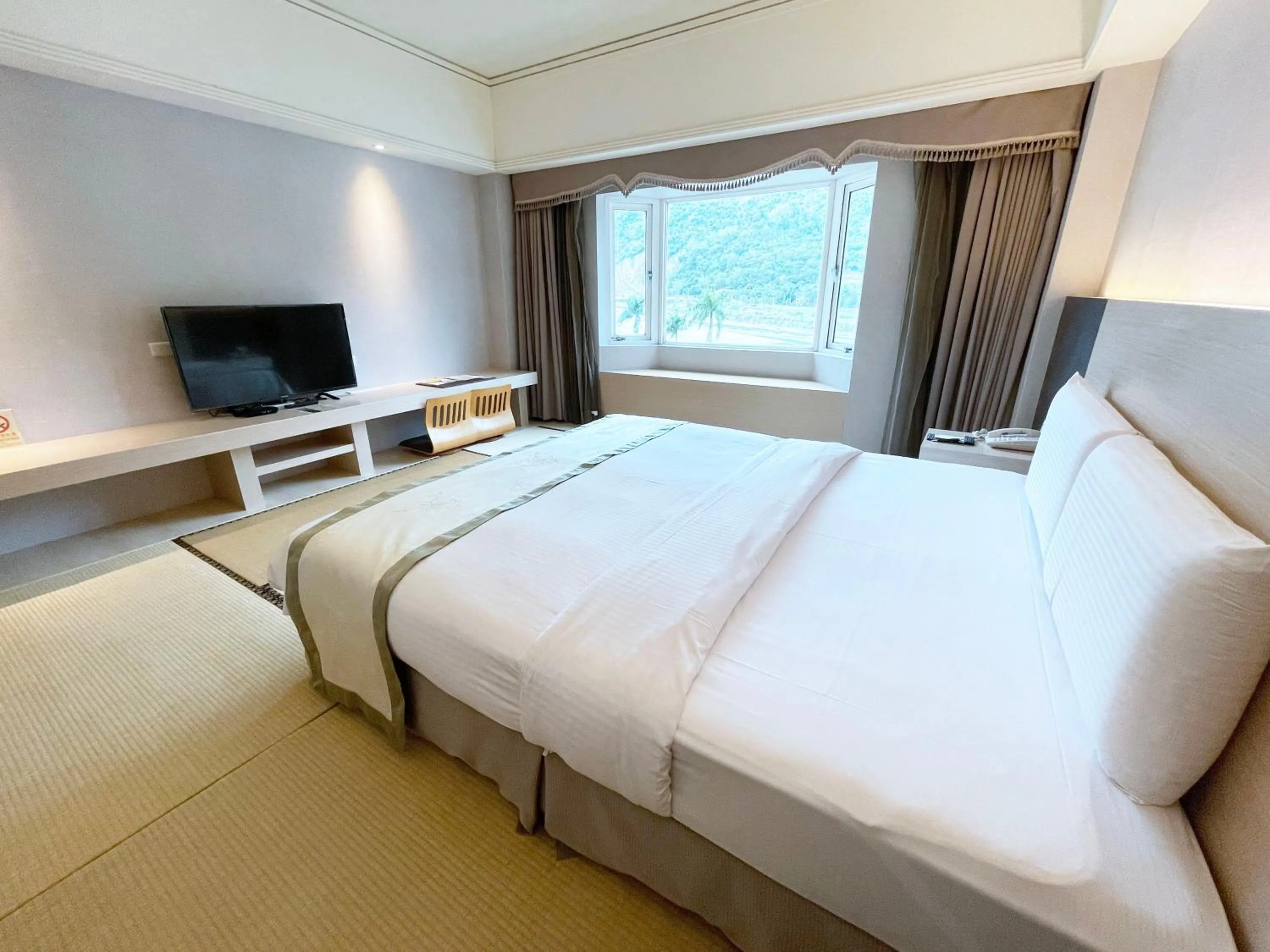 Photo of the whole room, Bed in Hoya Hot Springs Resort & Spa