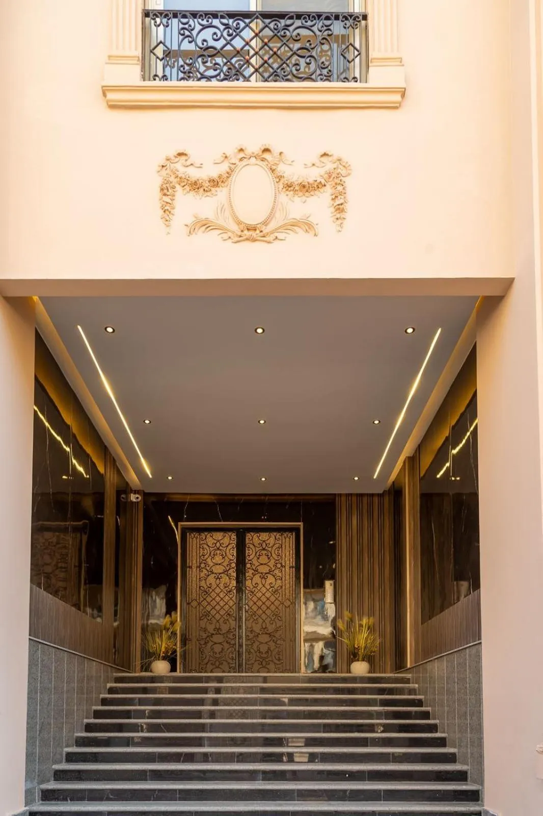 Facade/entrance in Settle Inn South 90 Apartments