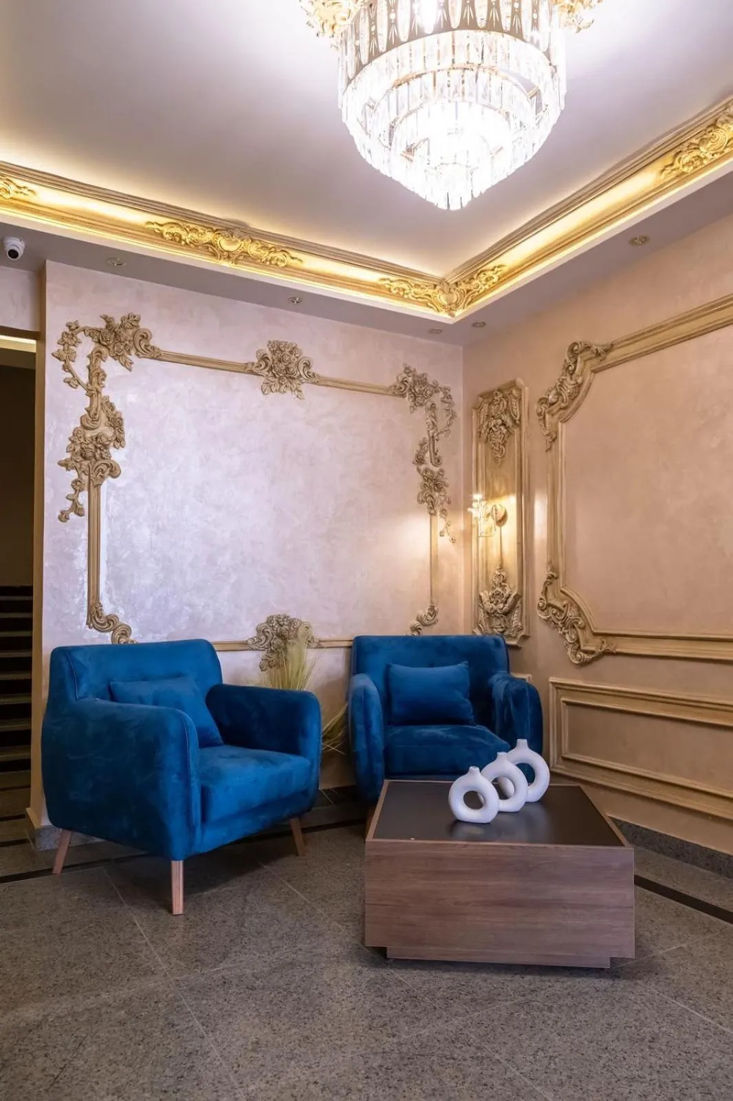 Seating area in Settle Inn South 90 Apartments