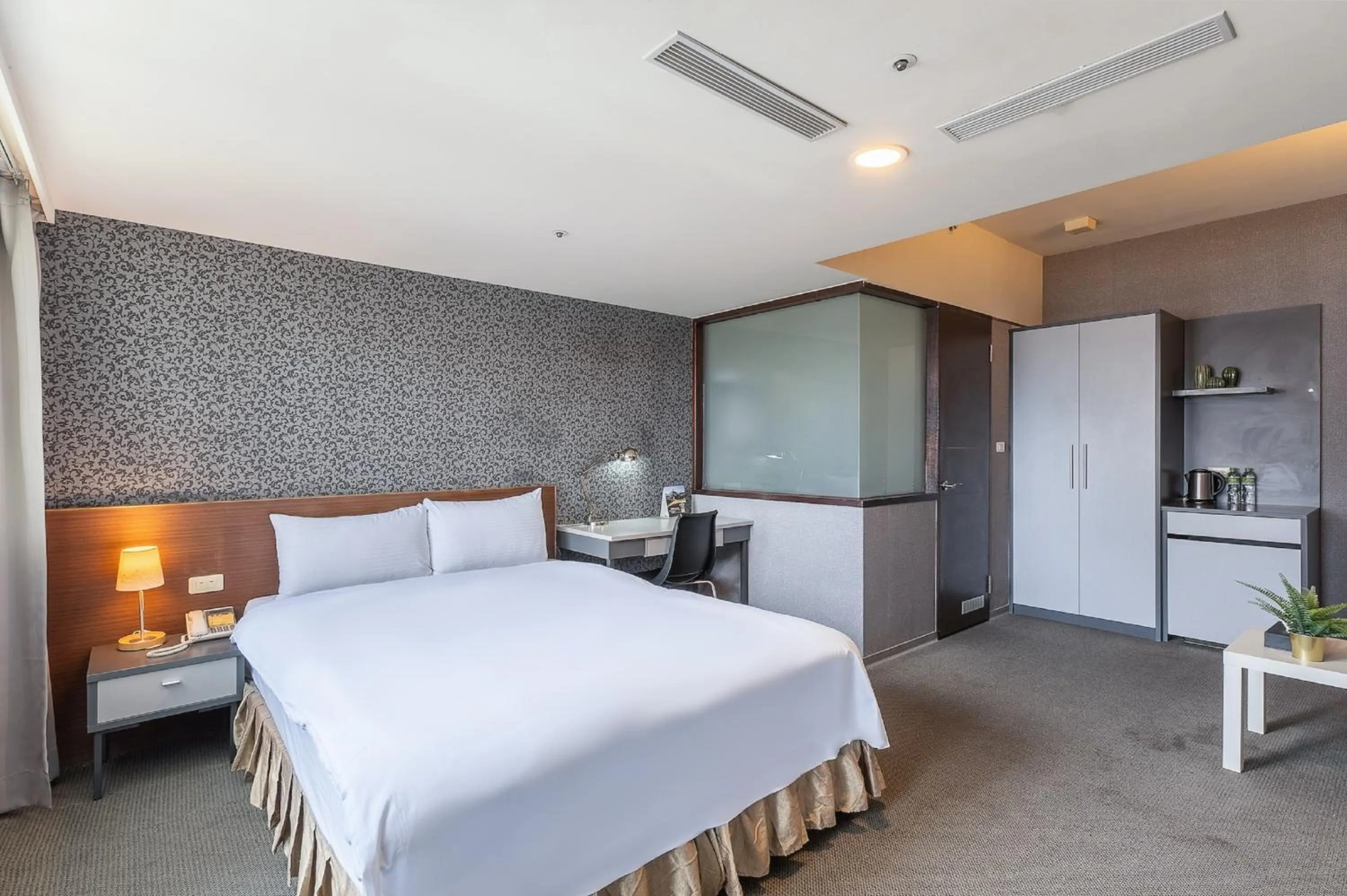 Photo of the whole room, Bed in The Galerie Hotel