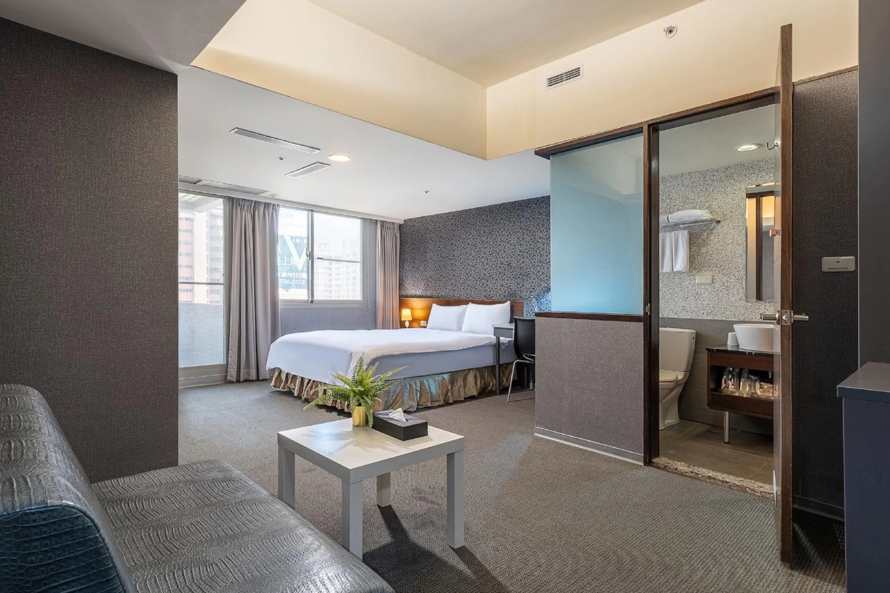 Seating area, Bed in The Galerie Hotel