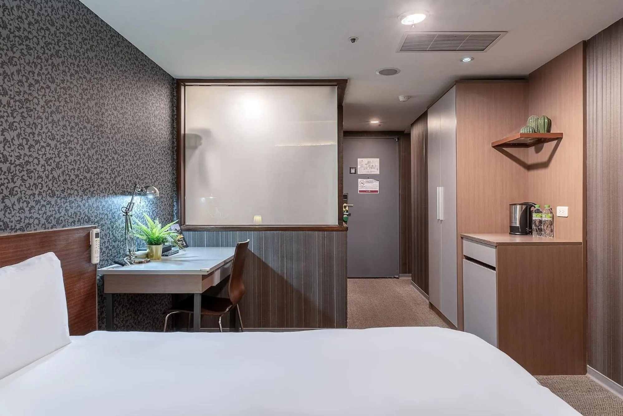 Photo of the whole room, Bed in The Galerie Hotel