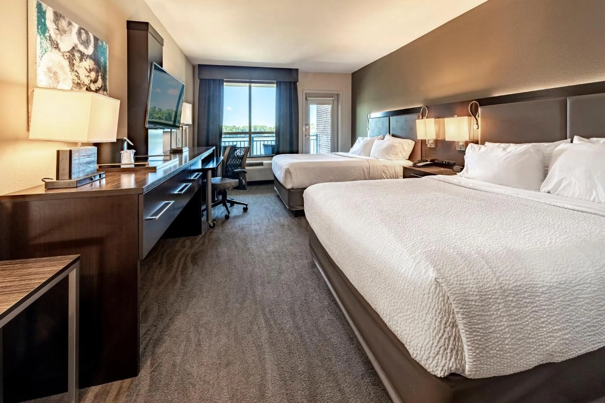 Photo of the whole room, Bed in Holiday Inn Owensboro Riverfront by IHG
