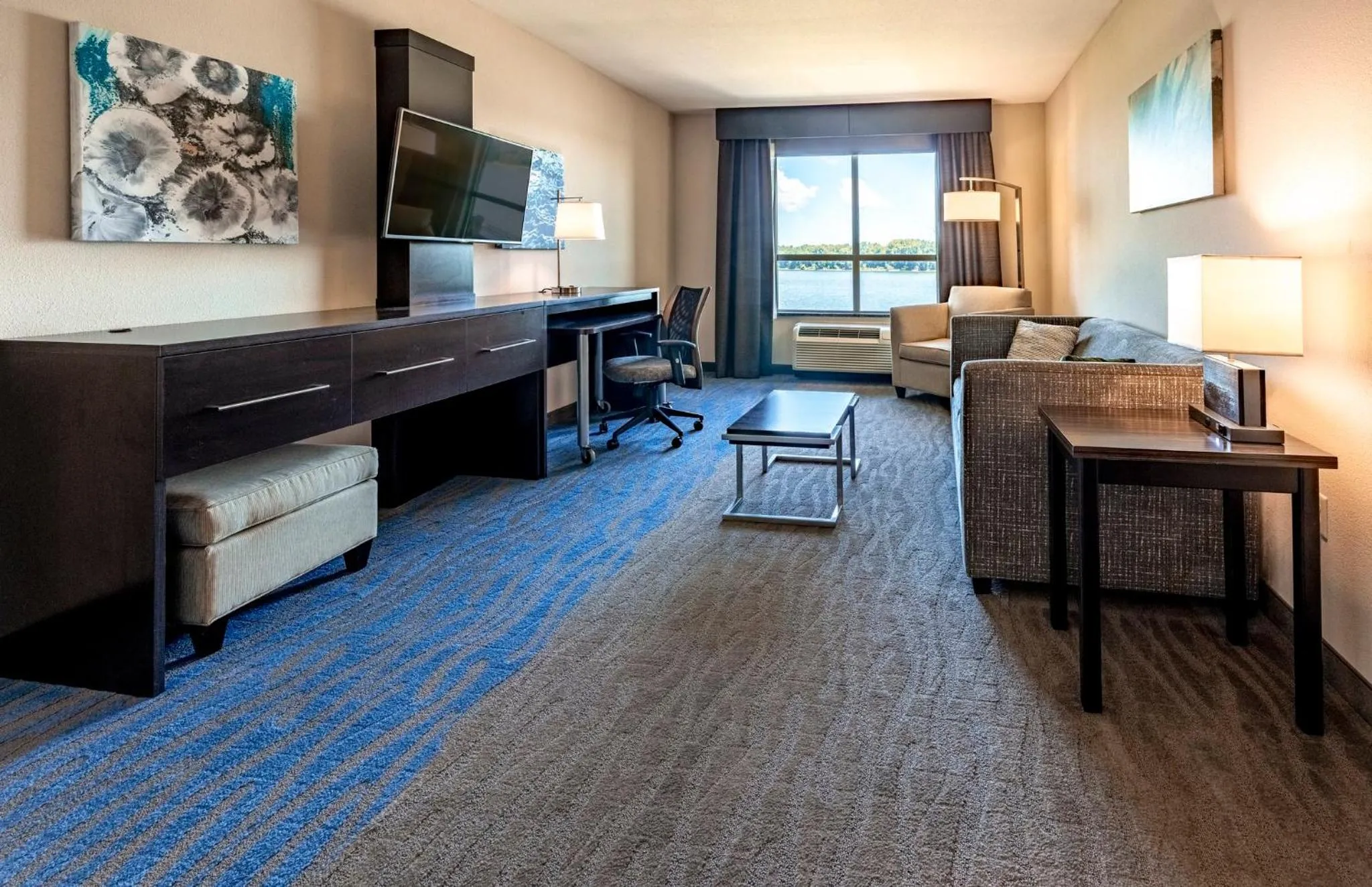 Photo of the whole room in Holiday Inn Owensboro Riverfront by IHG