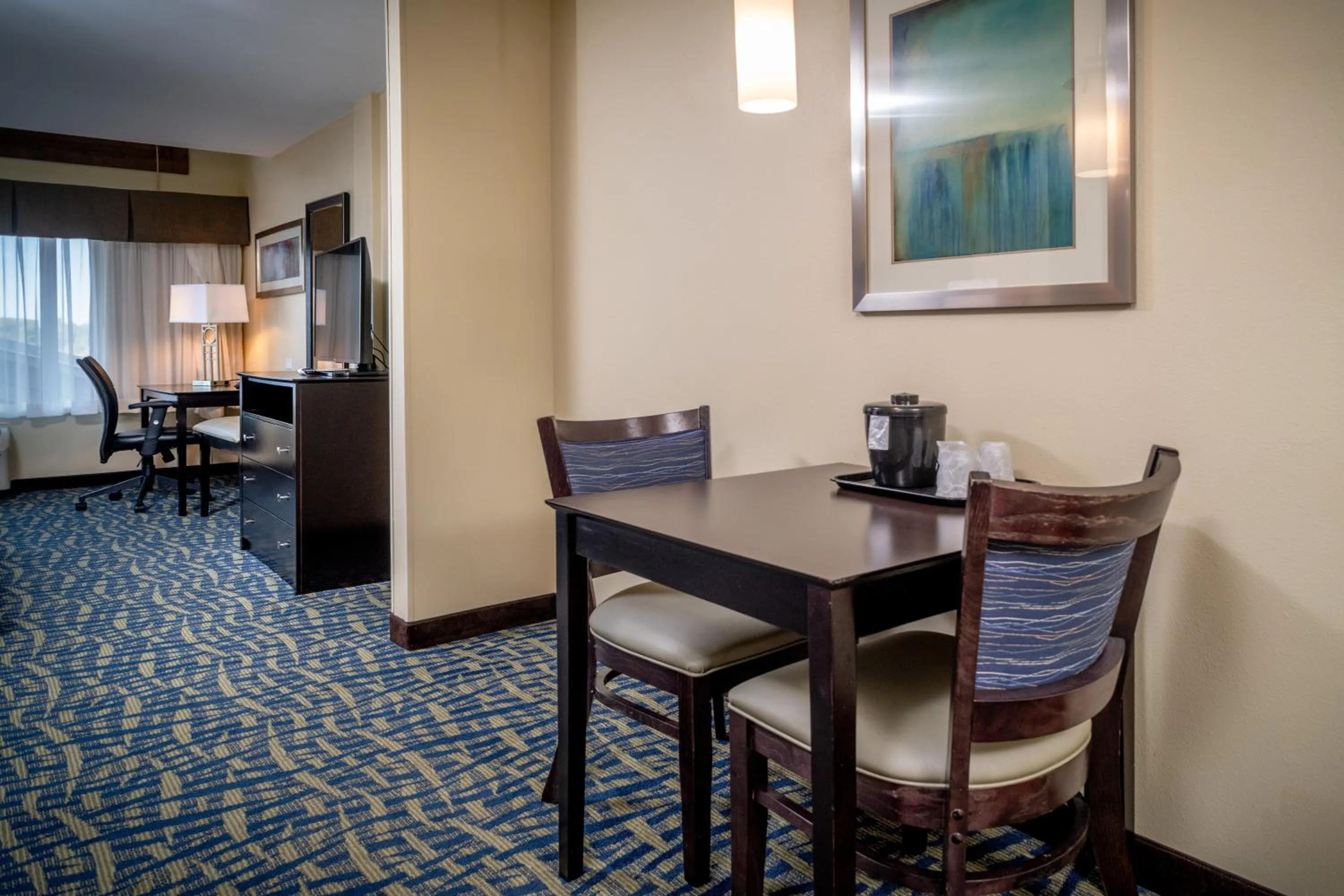 Bedroom in Holiday Inn Express & Suites Lebanon by IHG