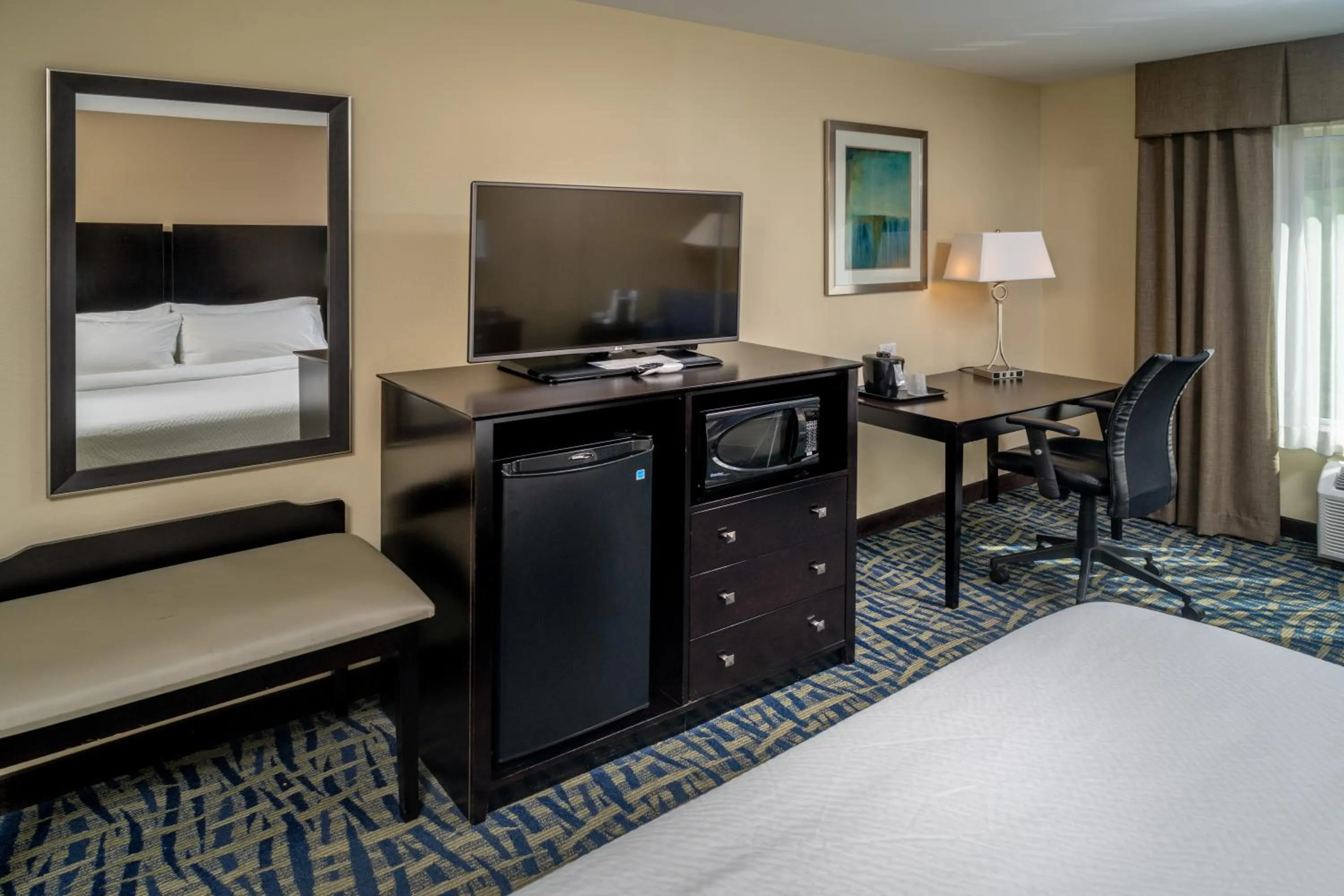 Bedroom, Bed in Holiday Inn Express & Suites Lebanon by IHG