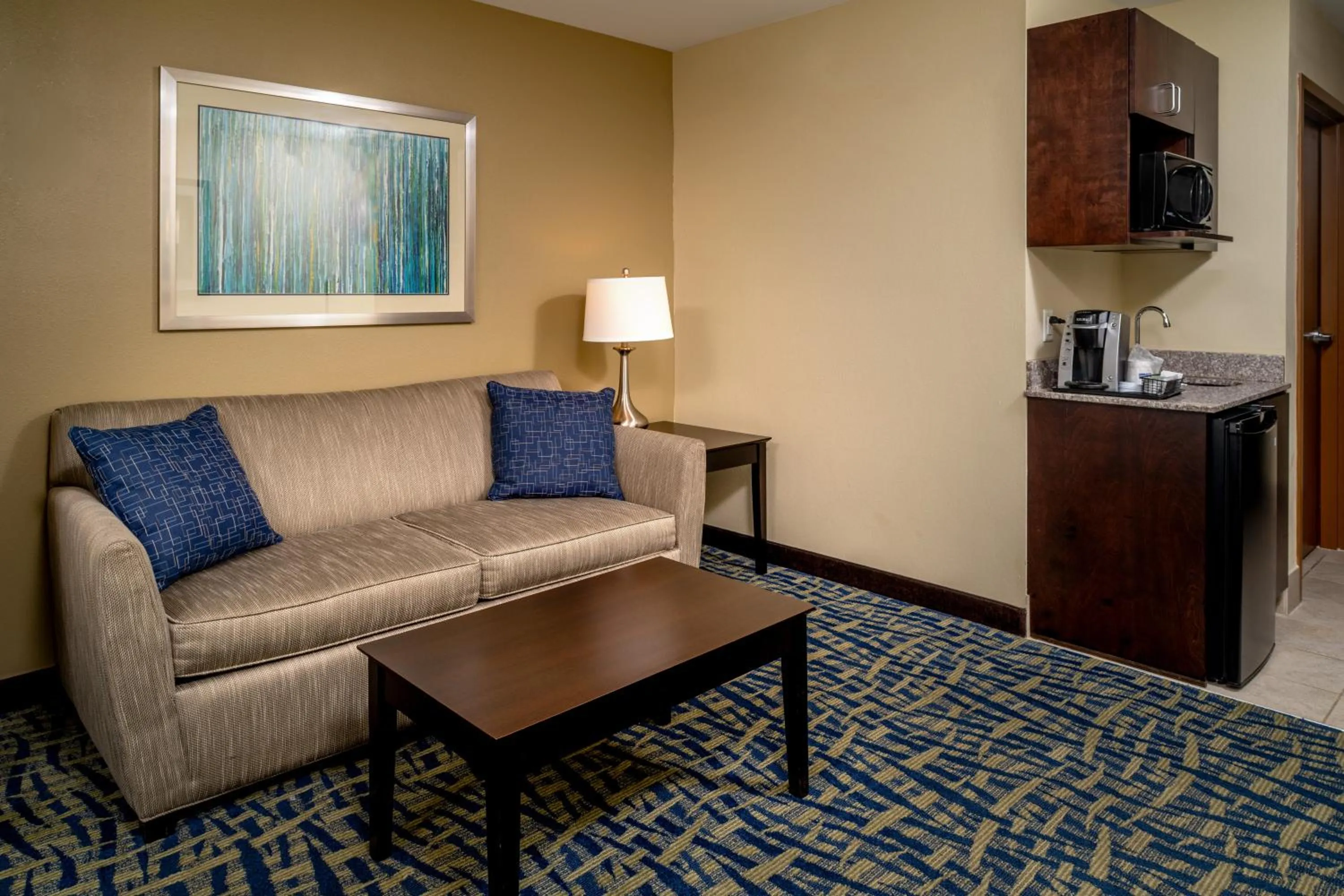 Bedroom in Holiday Inn Express & Suites Lebanon by IHG