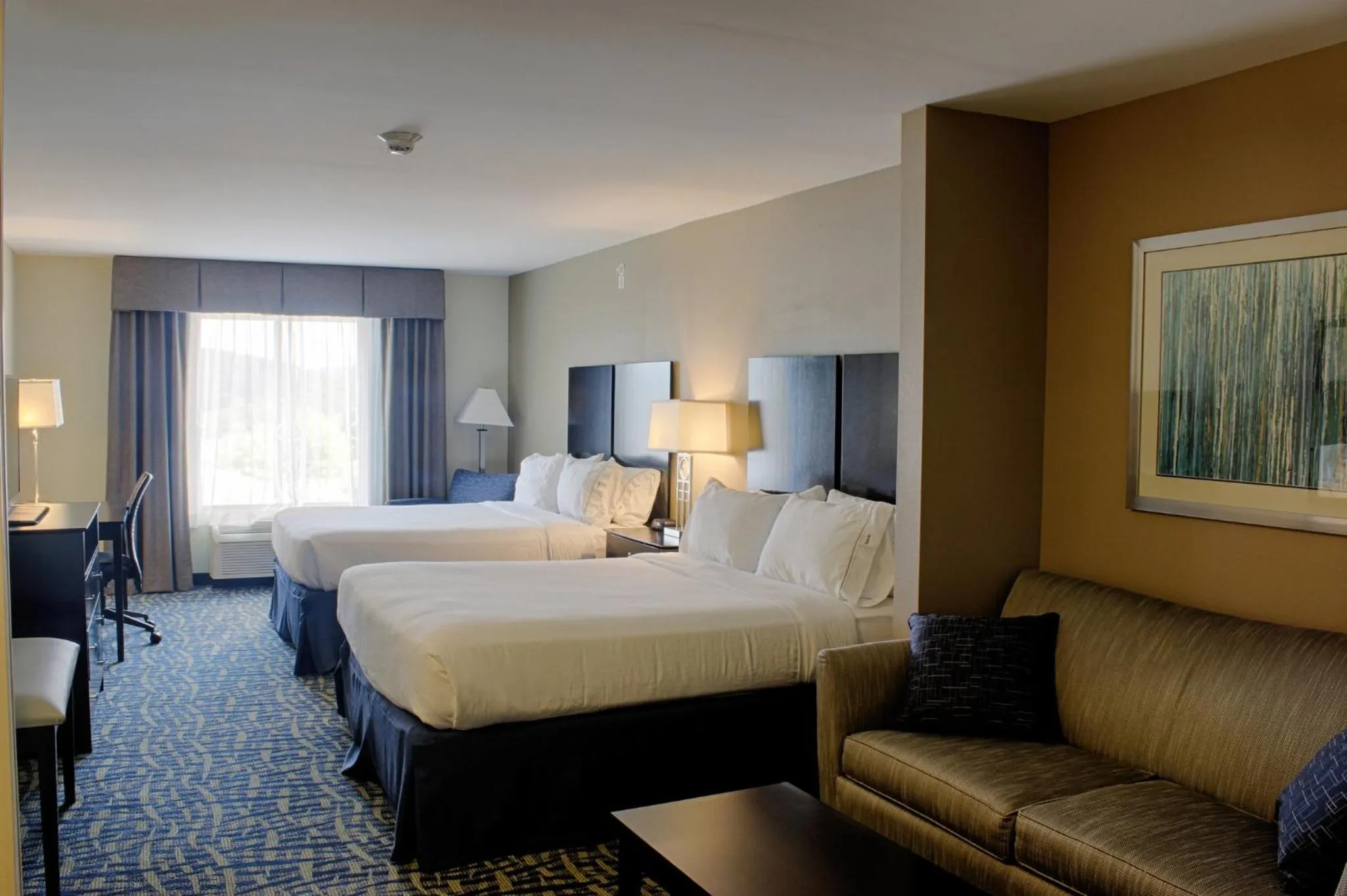 Photo of the whole room, Bed in Holiday Inn Express & Suites Lebanon by IHG