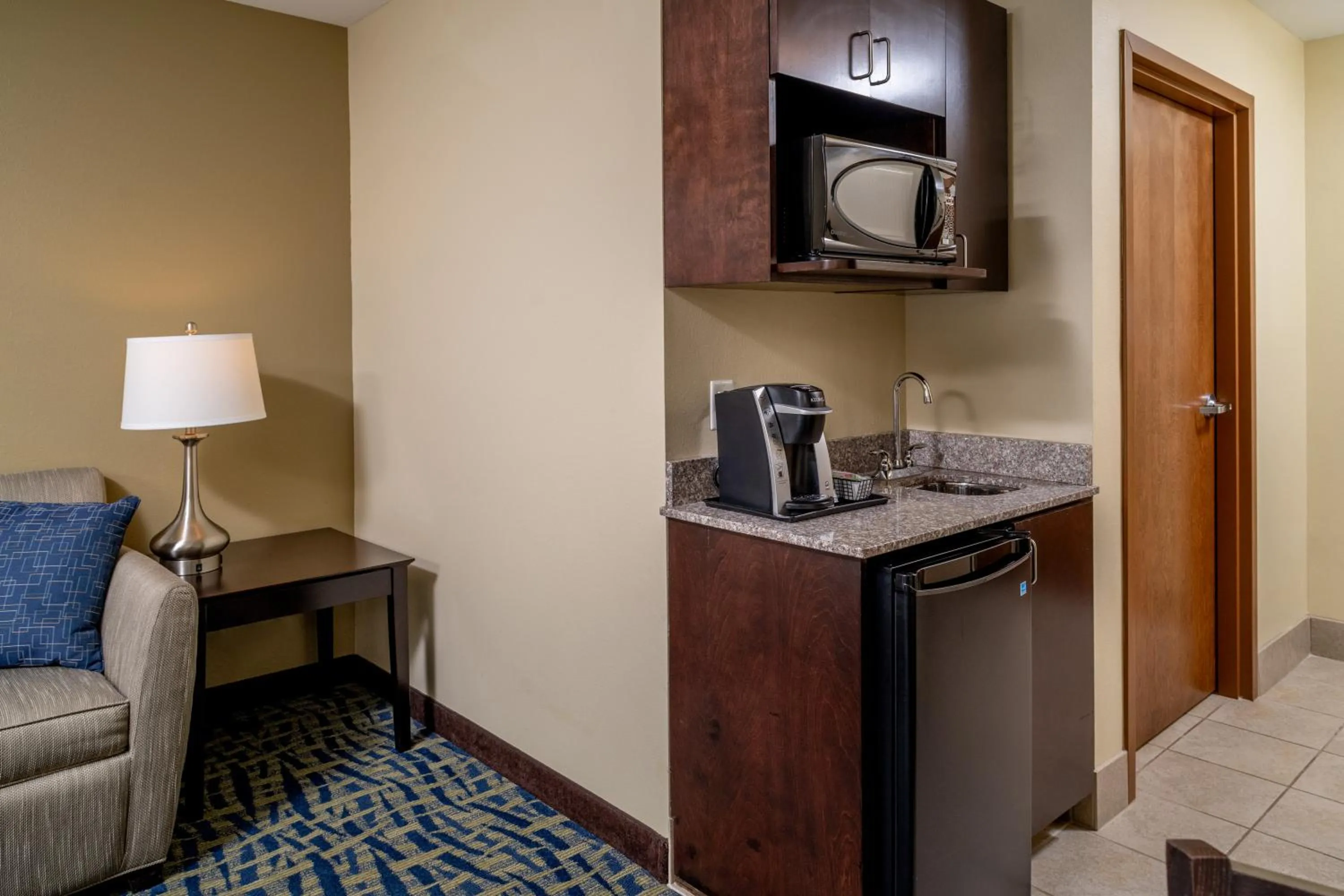 Bedroom in Holiday Inn Express & Suites Lebanon by IHG