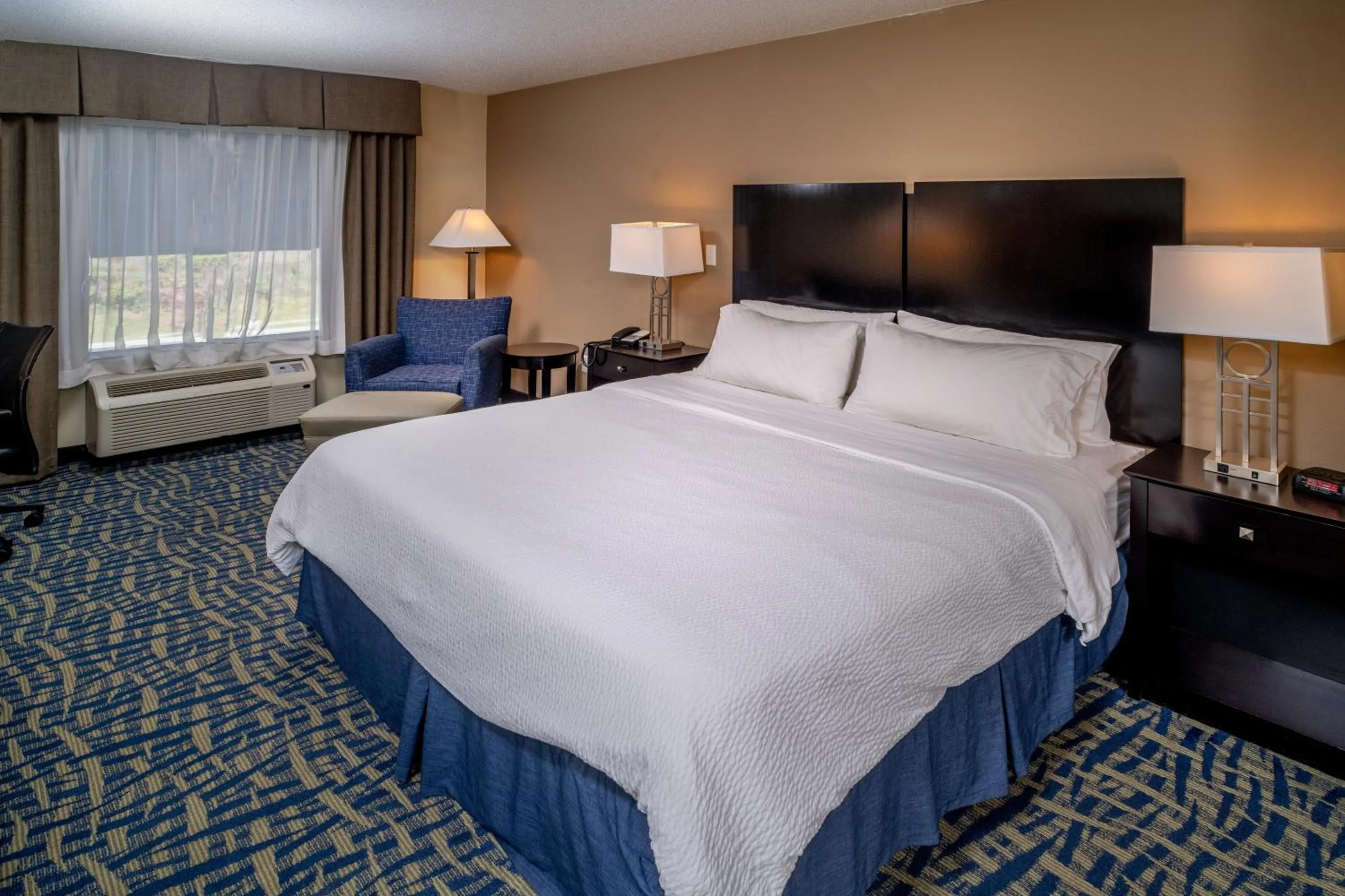 Bedroom, Bed in Holiday Inn Express & Suites Lebanon by IHG