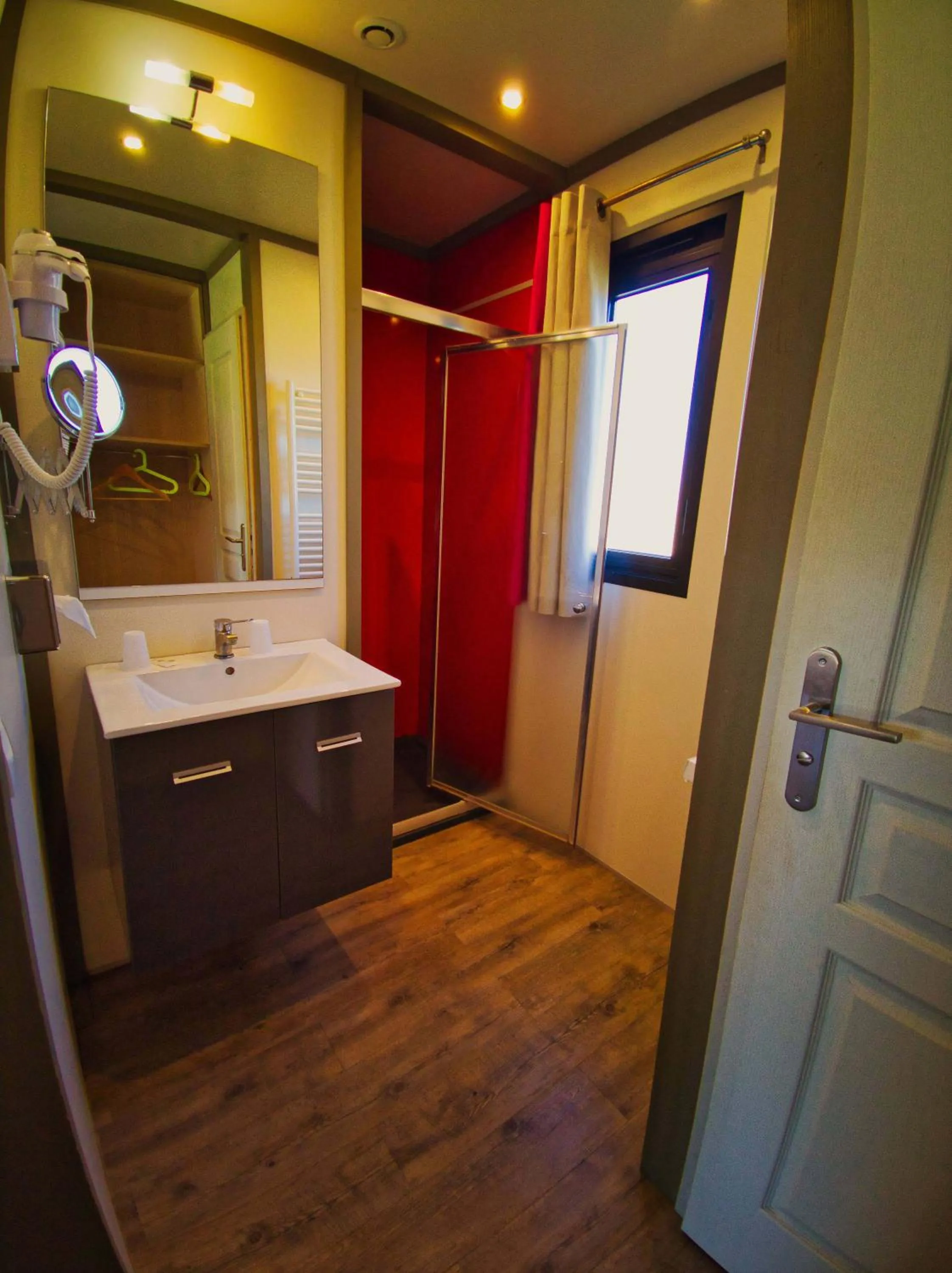 Shower in Lodge Hôtel & Spa Les Voiles du Grand Large