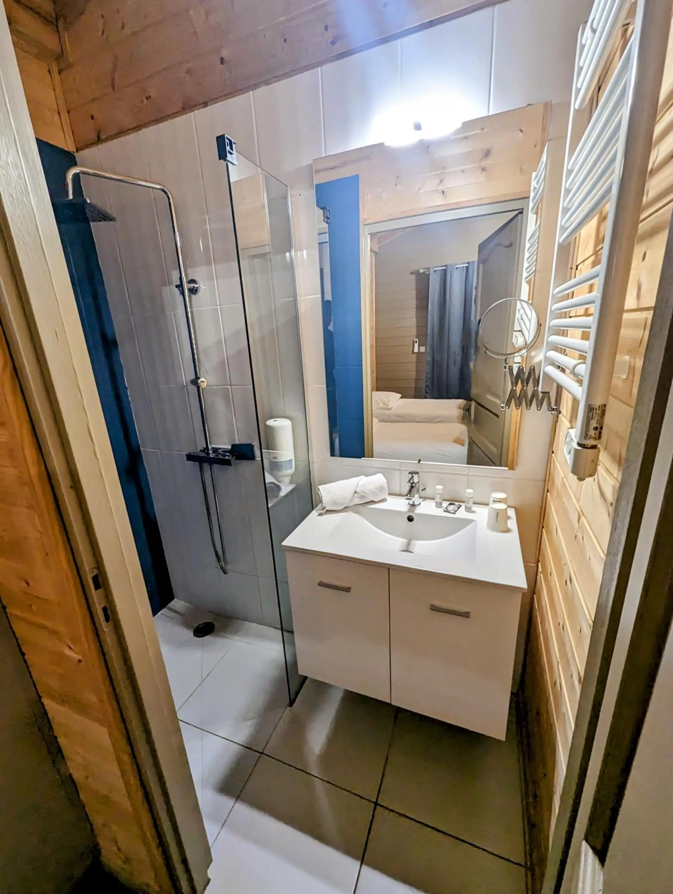 Shower in Lodge Hôtel & Spa Les Voiles du Grand Large