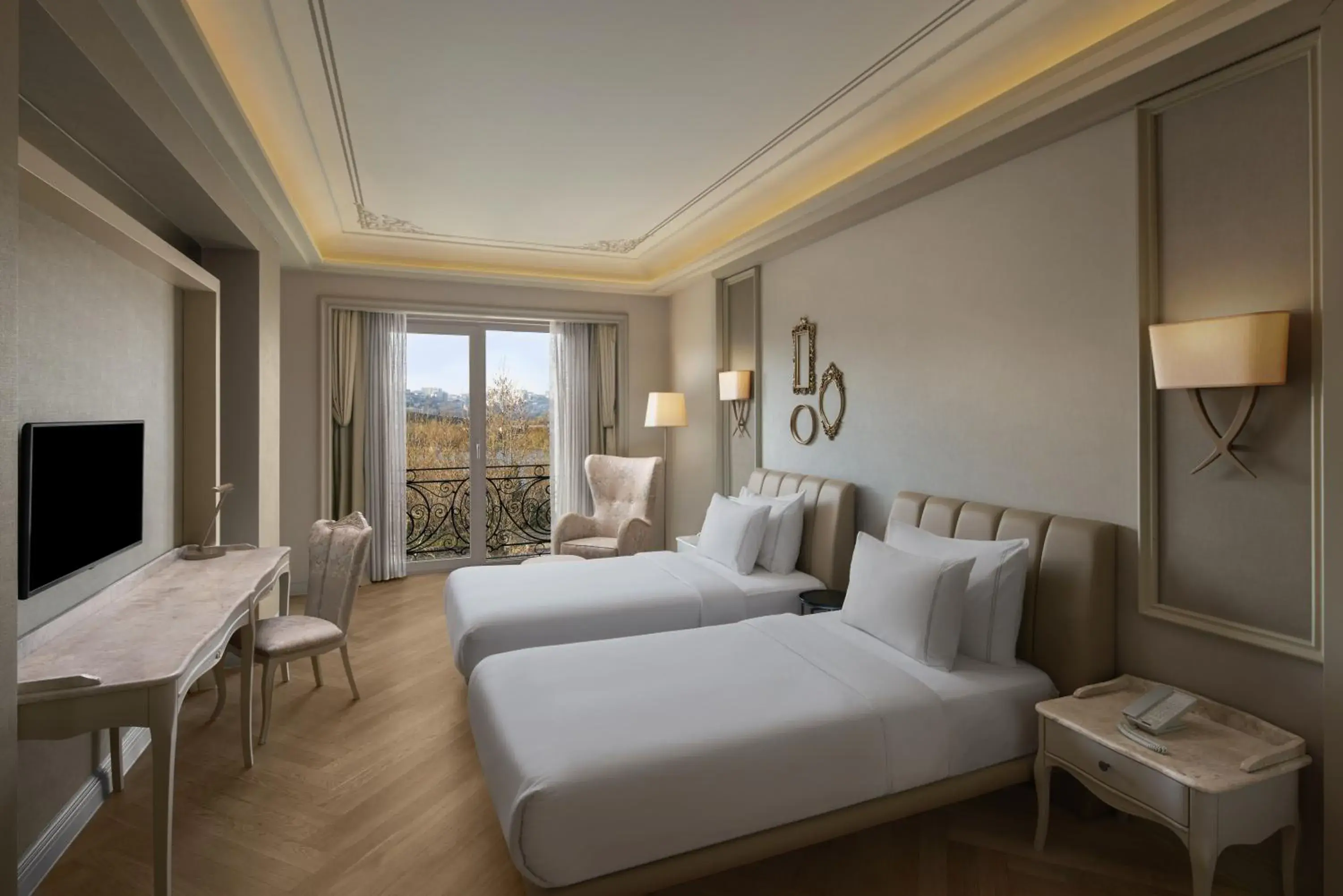 Deluxe Twin Room with Park View in Lazzoni Hotel Deluxe Twin Room with Park View in Lazzoni Hotel