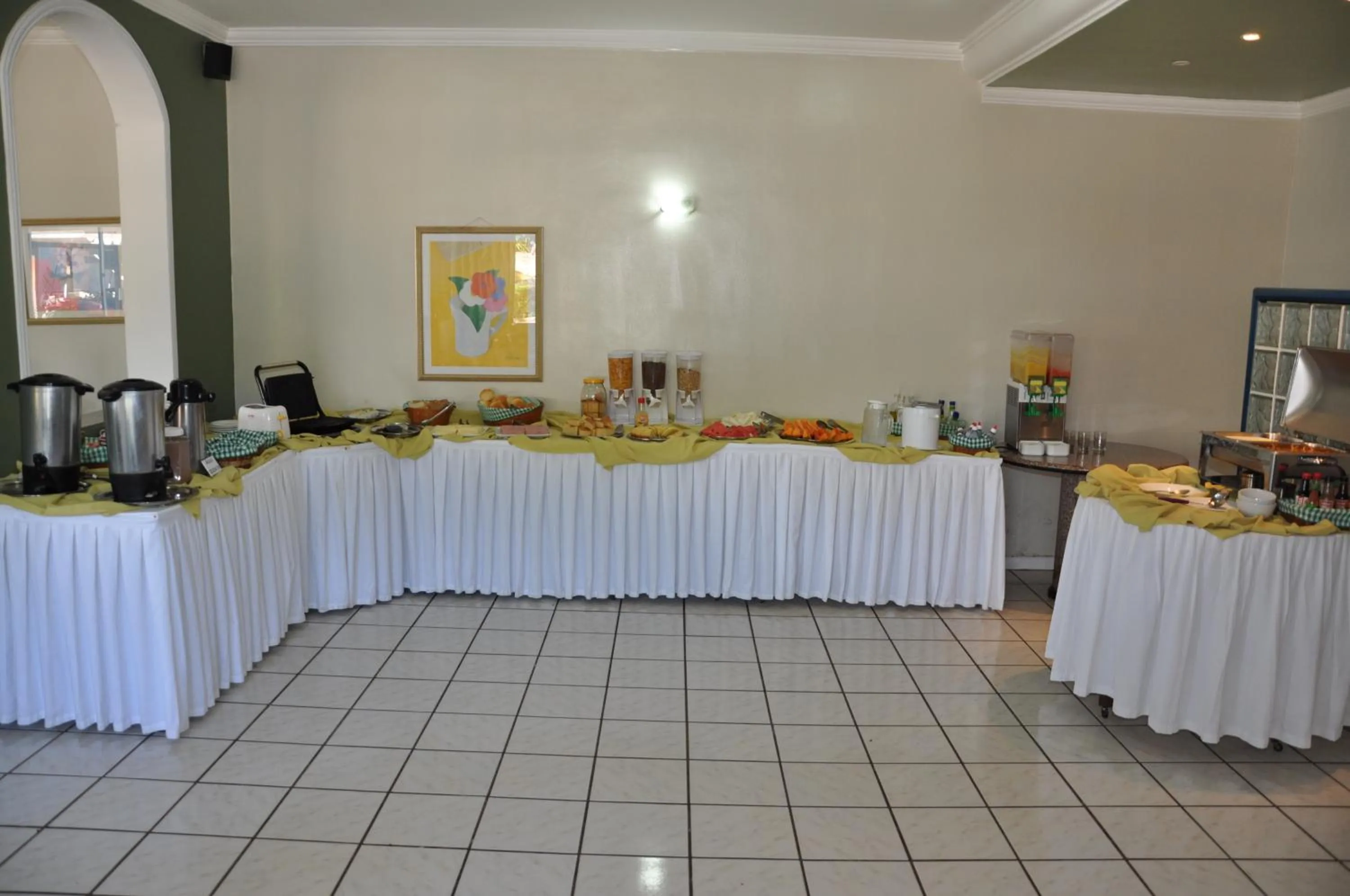 Restaurant/places to eat in Hotel Ryad Express