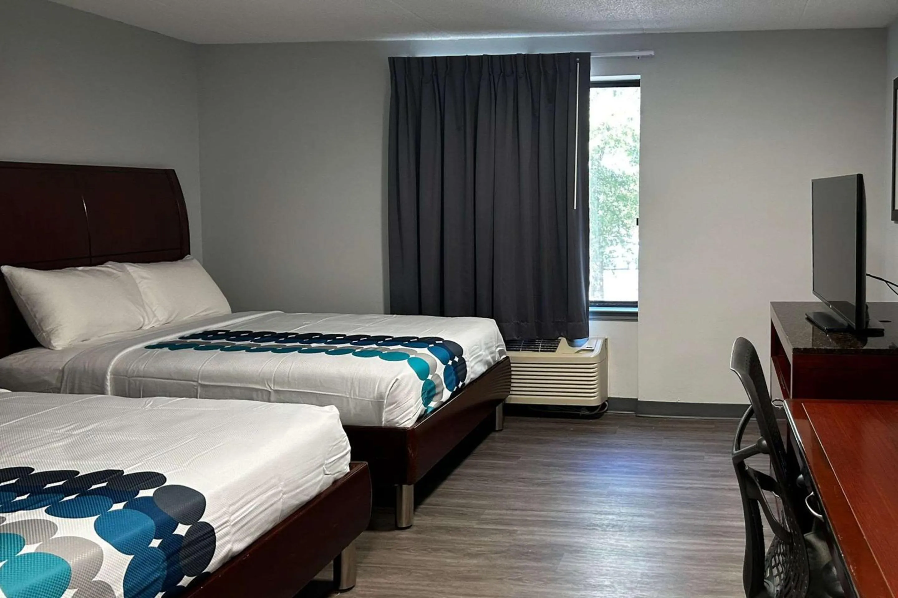 Bedroom, Bed in Rodeway inn Clemmons - Winston-Salem Area