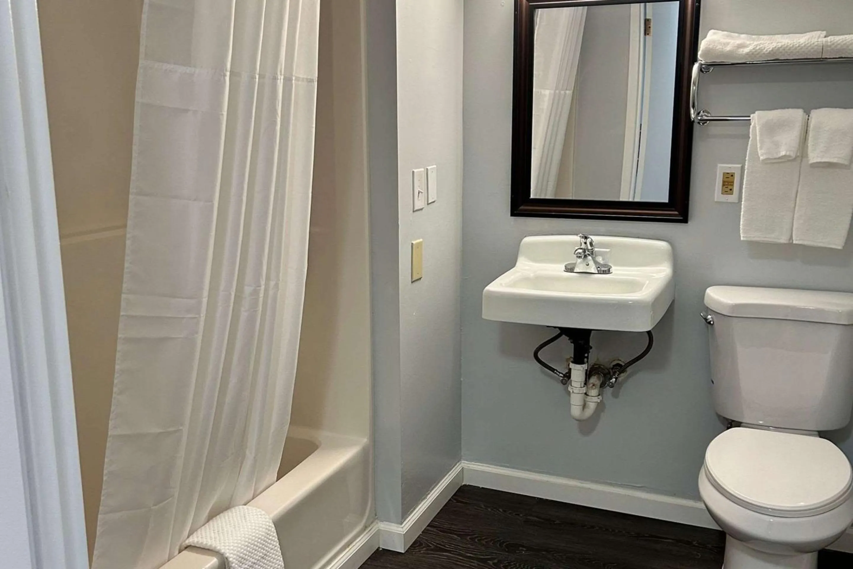 Bedroom in Rodeway inn Clemmons - Winston-Salem Area