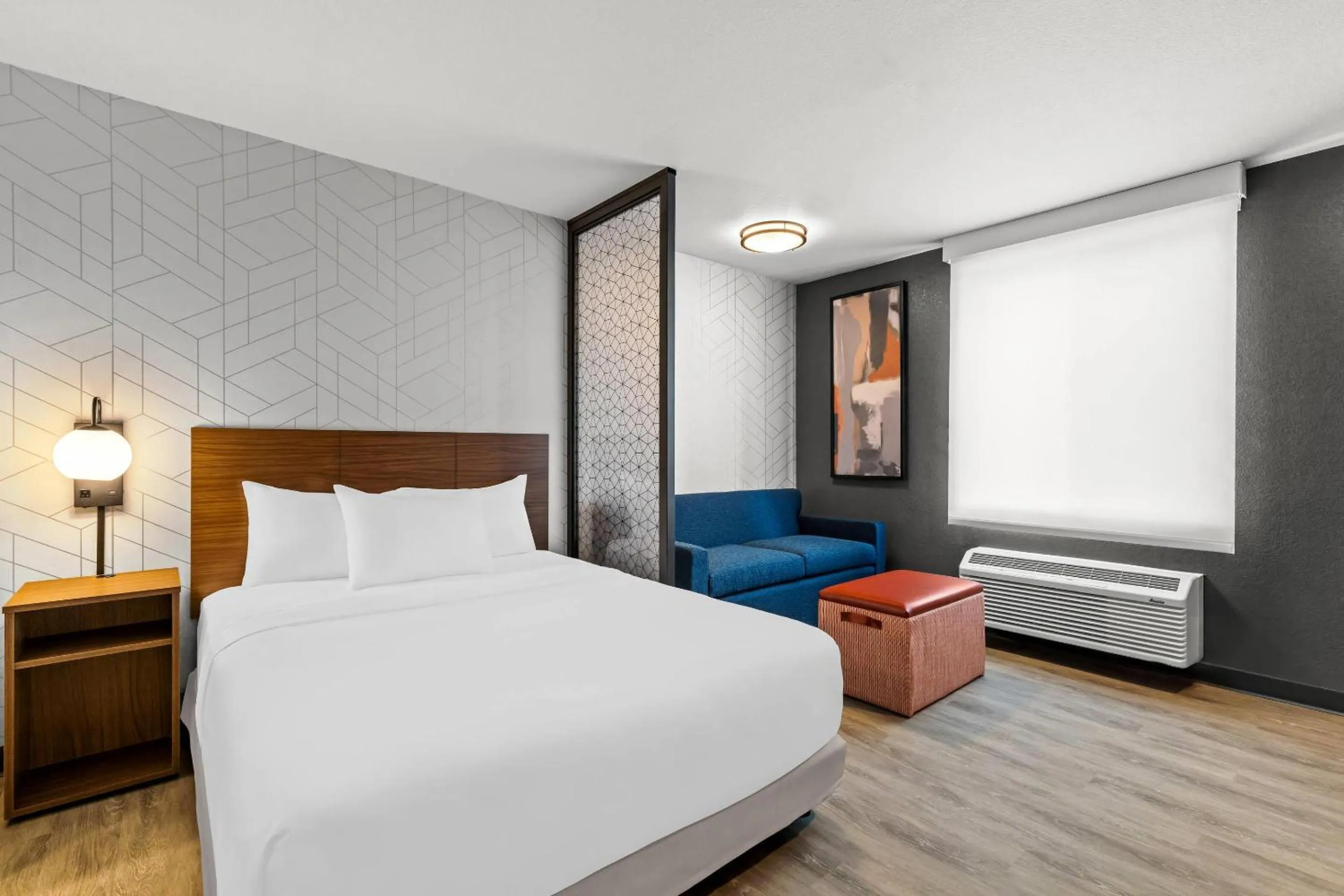 Bedroom, Bed in Everhome Suites Temecula