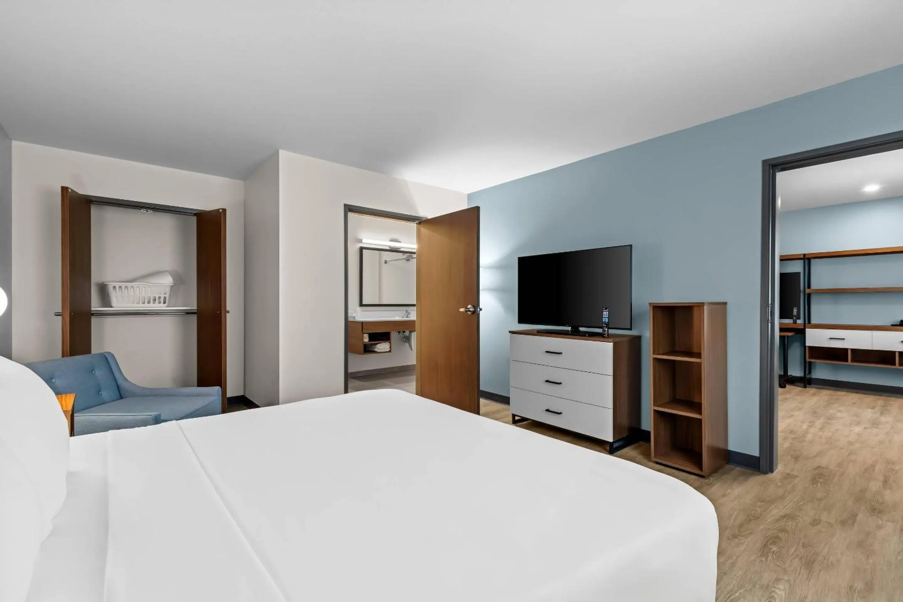 Bedroom, Bed in Everhome Suites Temecula