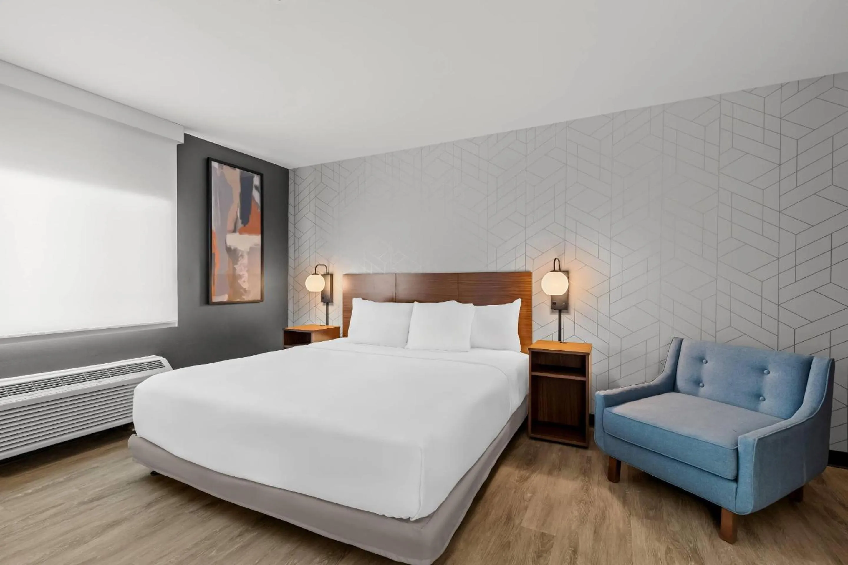 Bedroom, Bed in Everhome Suites Temecula