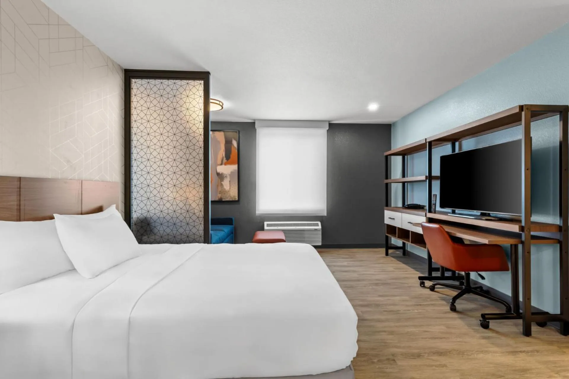 Bedroom, Bed in Everhome Suites Temecula