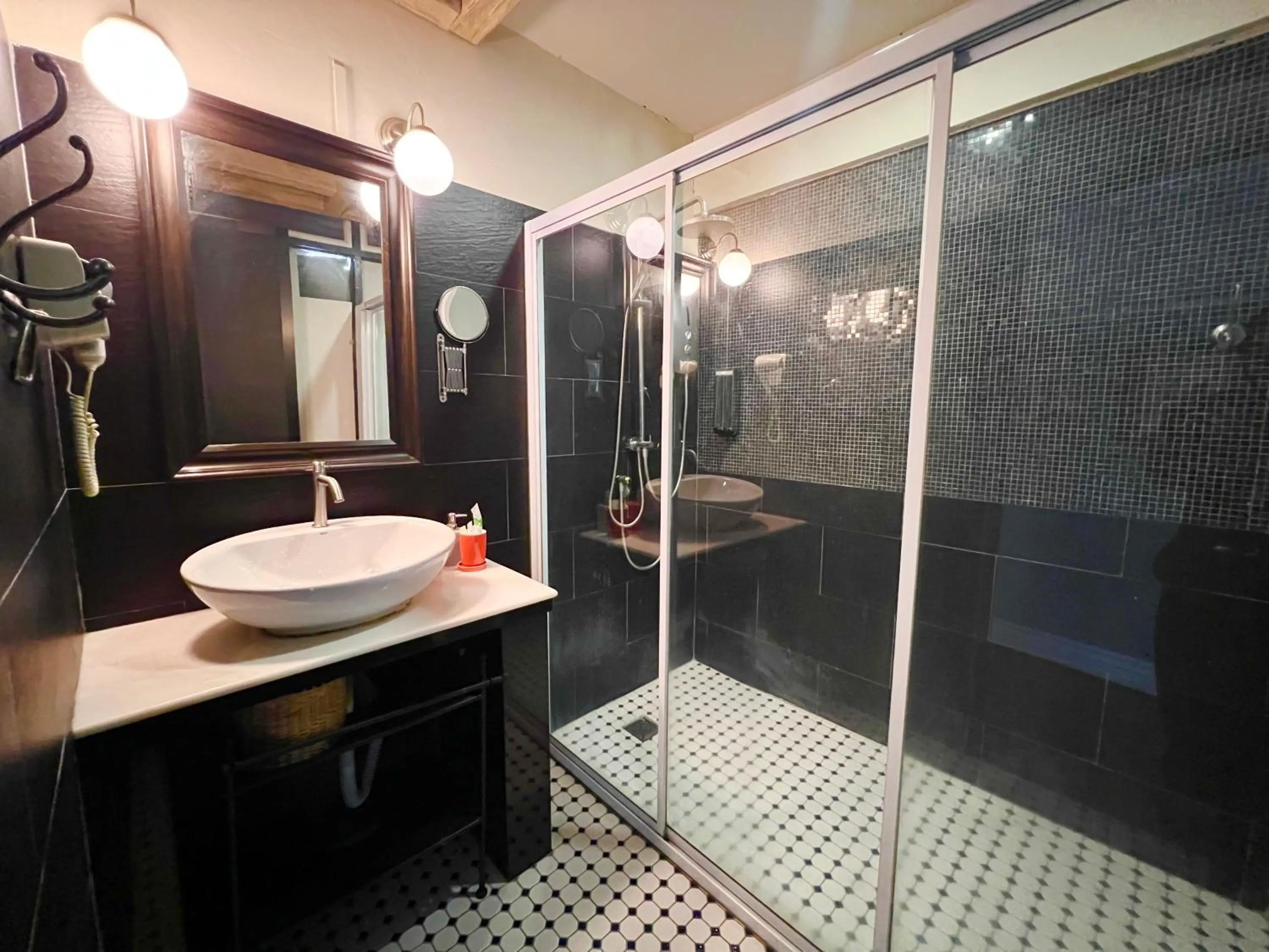 Shower in Heritage Hideaway Retreat