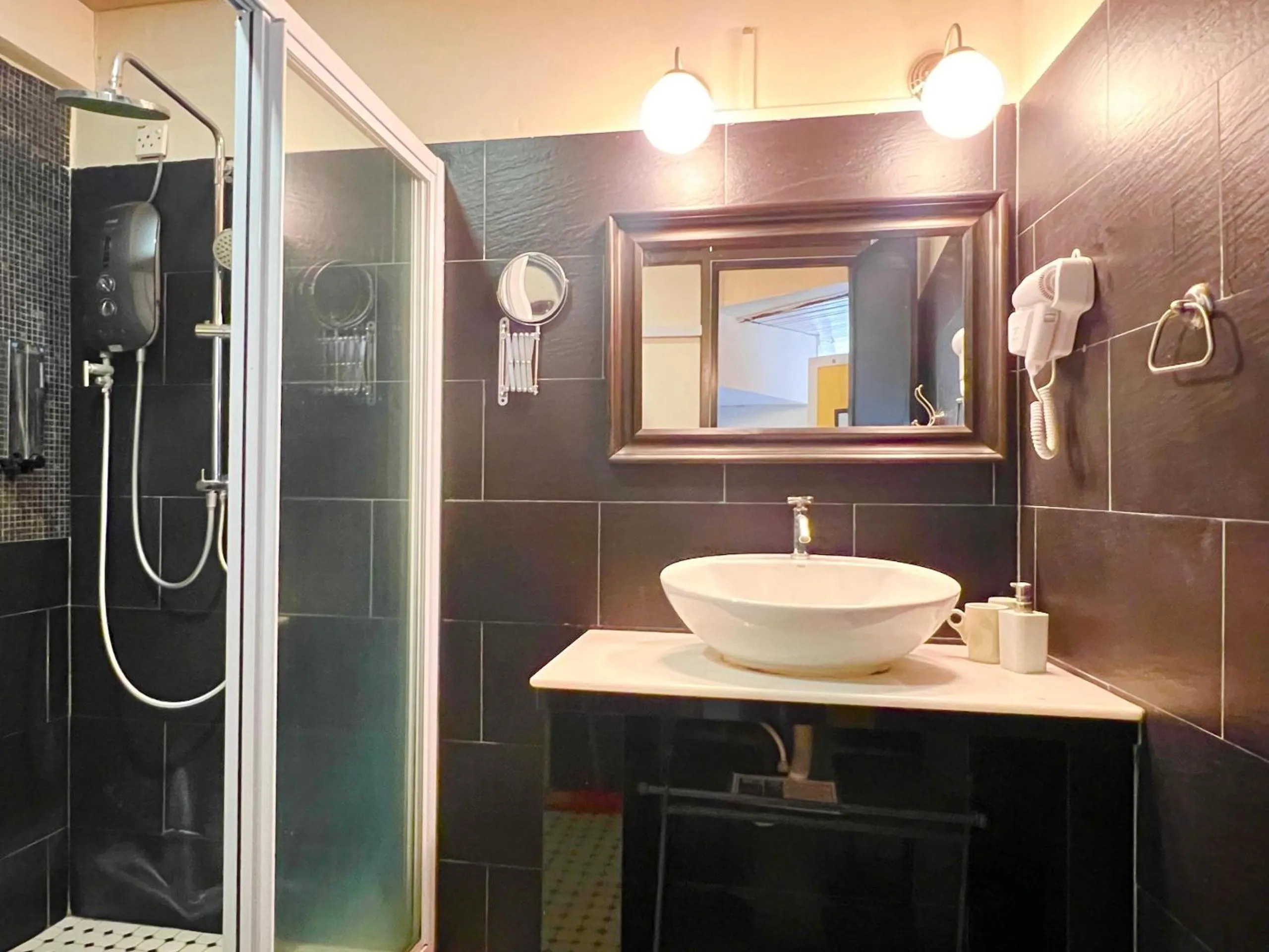 Shower in Heritage Hideaway Retreat