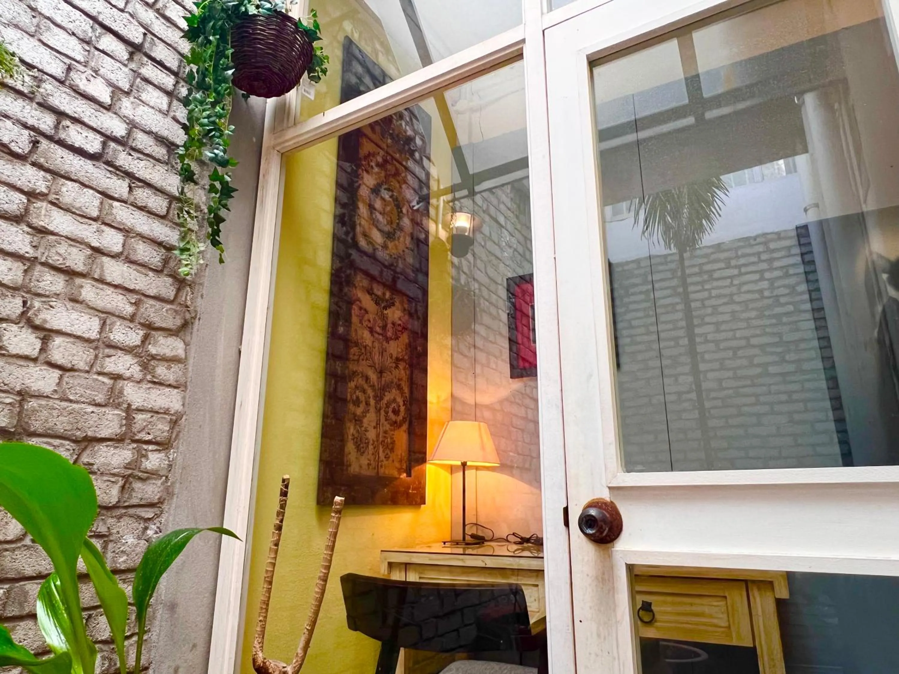 Seating area in Heritage Hideaway Retreat