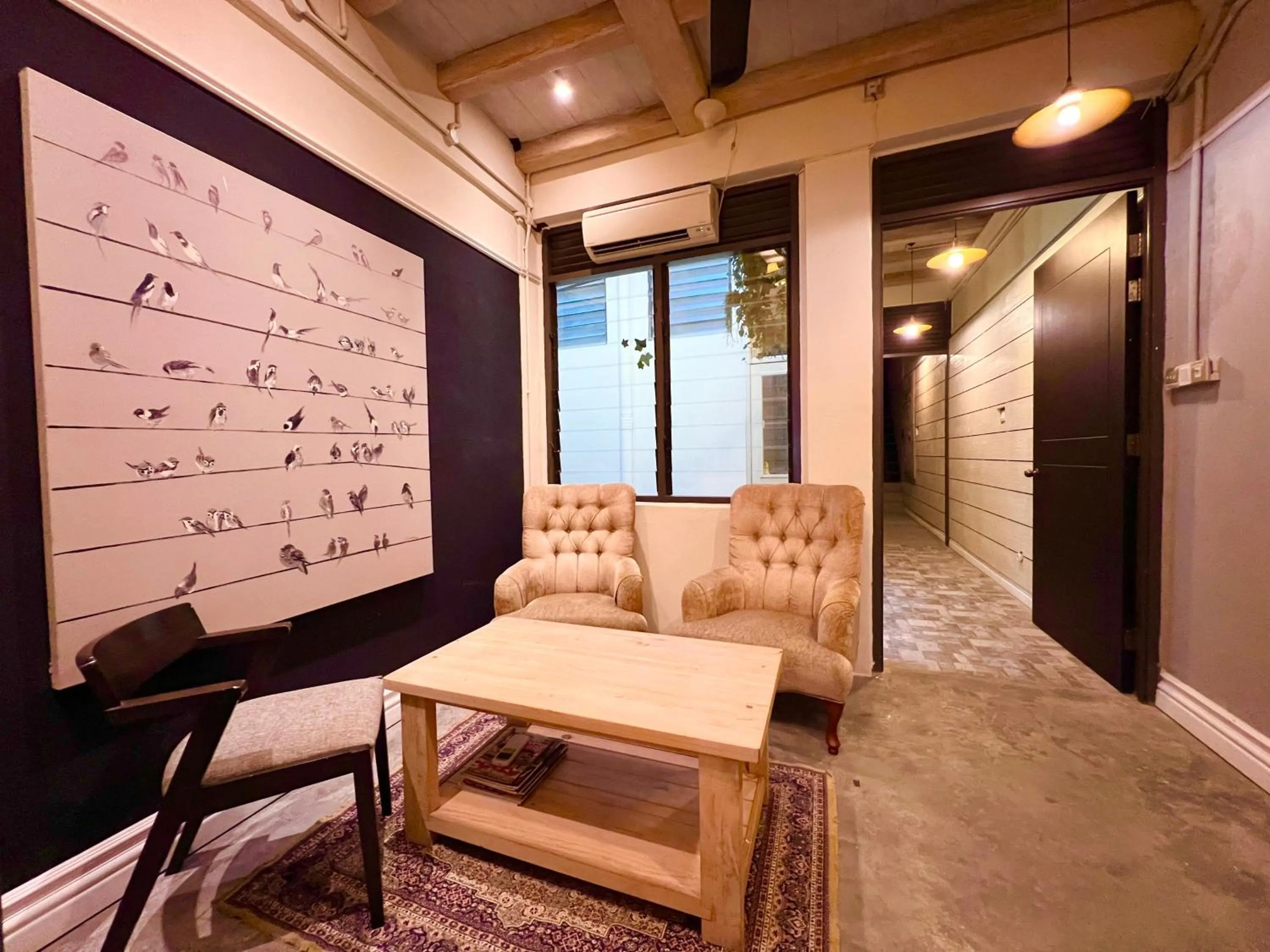 Seating area in Heritage Hideaway Retreat