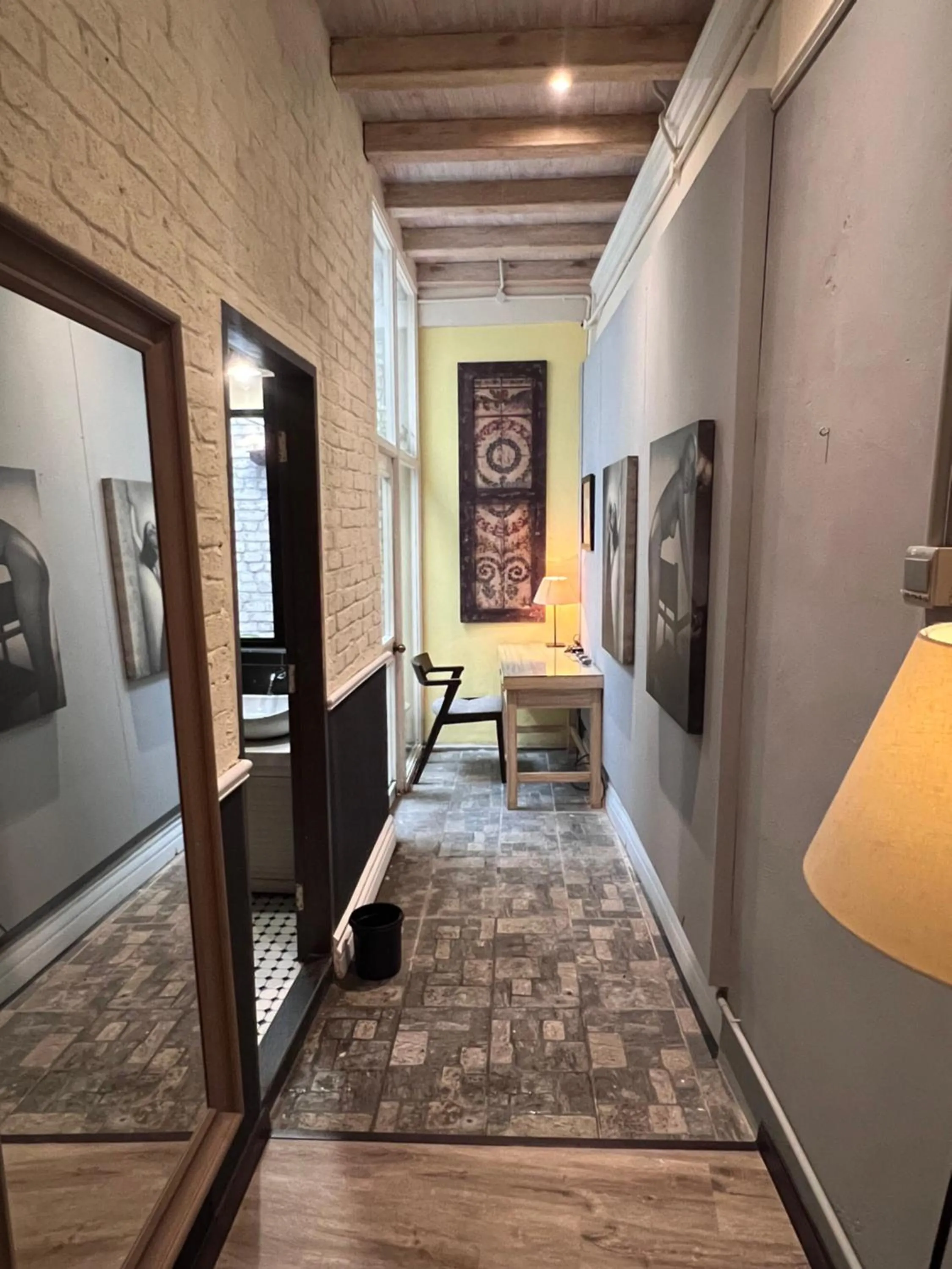 Seating area in Heritage Hideaway Retreat