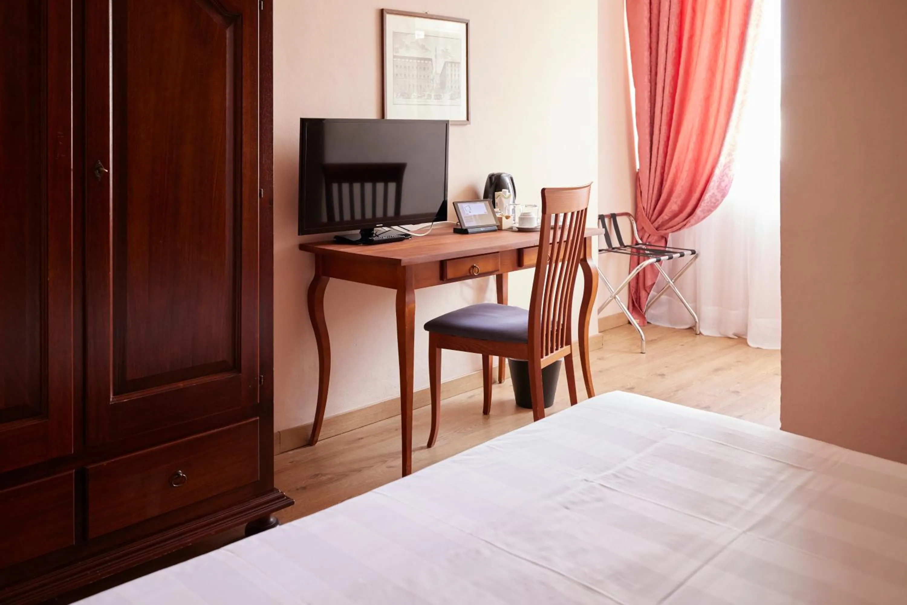 TV and multimedia, Bed in Certosa di Pontignano Residenza d'Epoca - Place of Charme